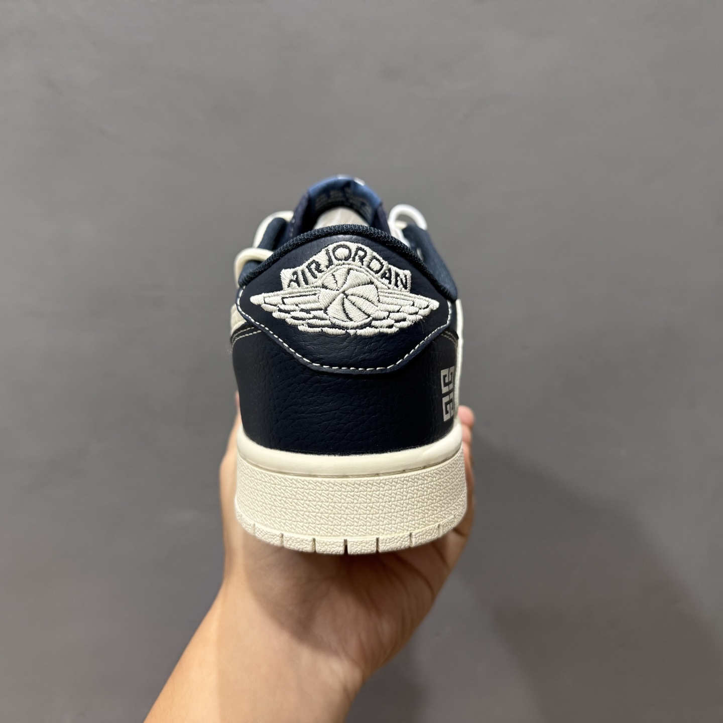 300 Travis Scott x Nike Air Jordan 1 Low x GIVENCHY Air Jordan 1 Low 反转深蓝米白倒钩 DM6868-105