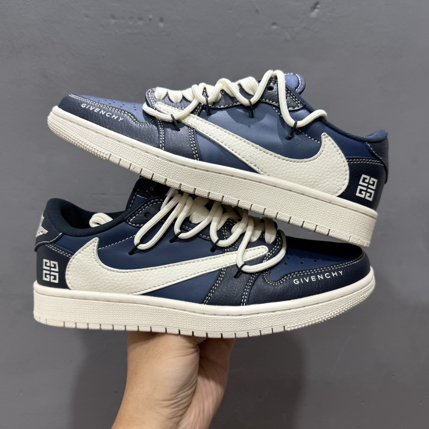 300 Travis Scott x Nike Air Jordan 1 Low x GIVENCHY Air Jordan 1 Low 反转深蓝米白倒钩 DM6868-105