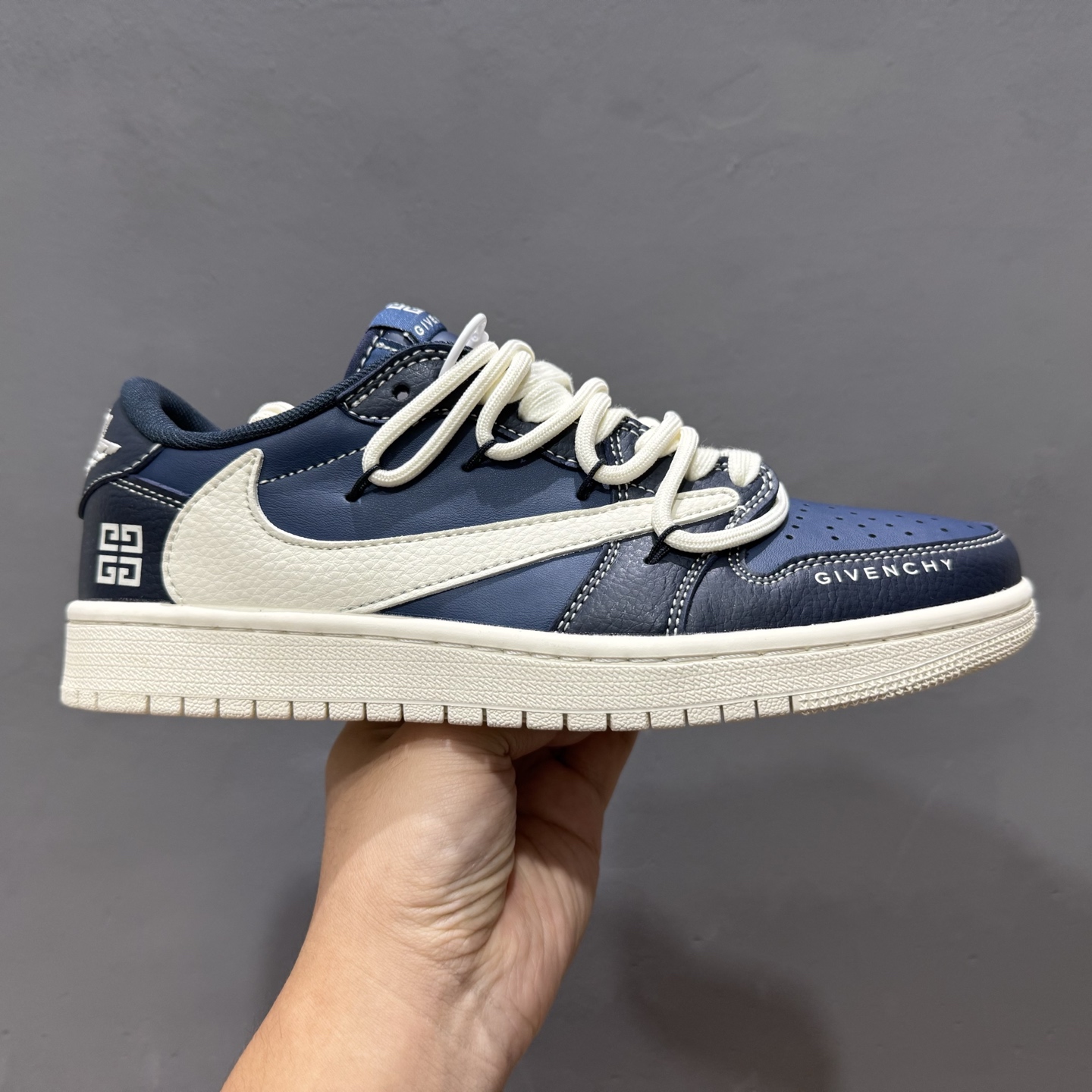 300 Travis Scott x Nike Air Jordan 1 Low x GIVENCHY Air Jordan 1 Low 反转深蓝米白倒钩 DM6868-105