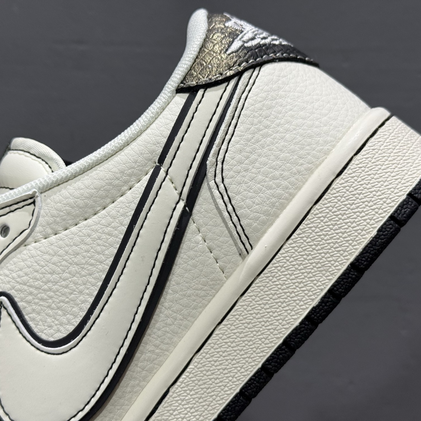 时尚元素x Jordan Air Jordan Low 倒勾 “黑白蛇麟斯图西联名 XF8698-075