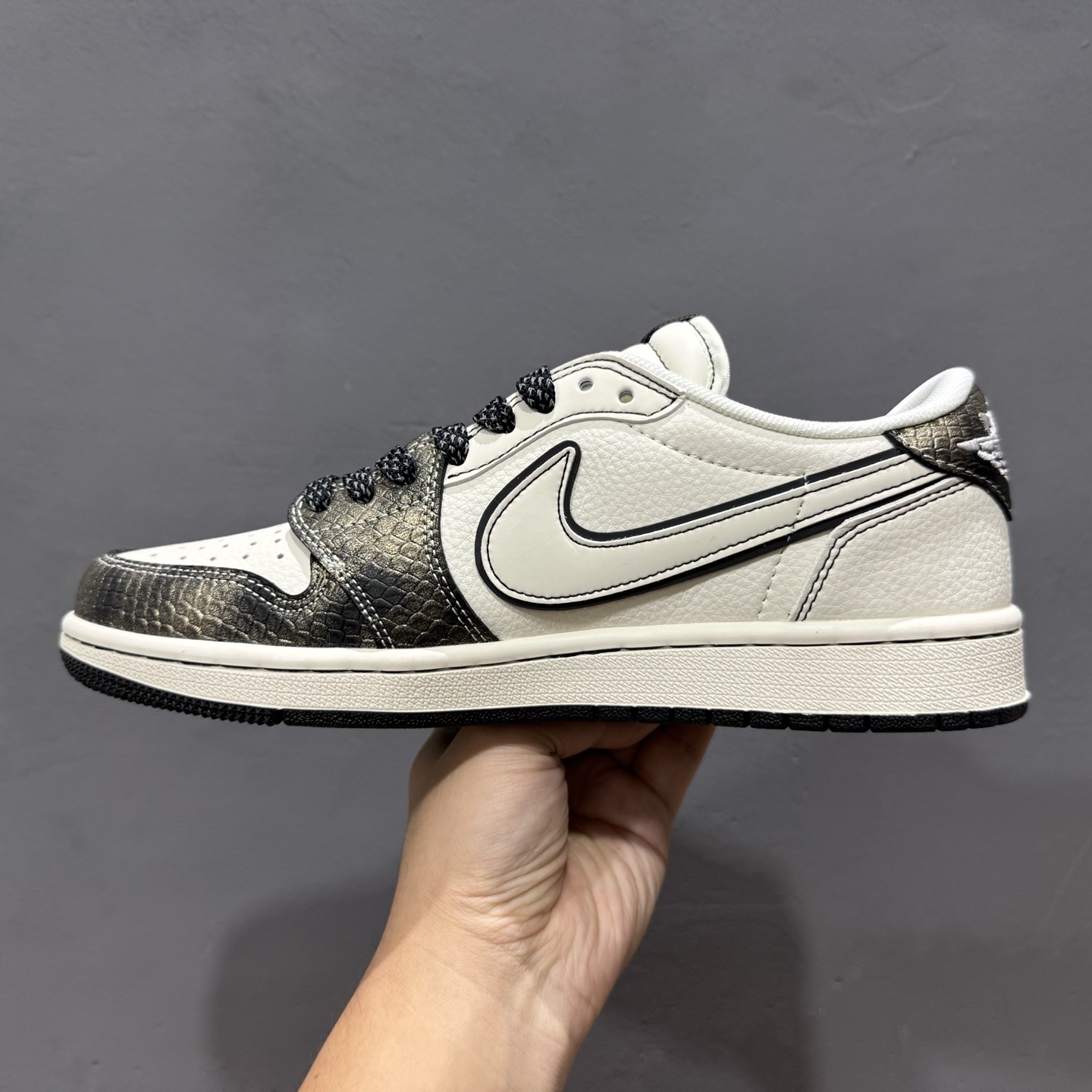 时尚元素x Jordan Air Jordan Low 倒勾 “黑白蛇麟斯图西联名 XF8698-075