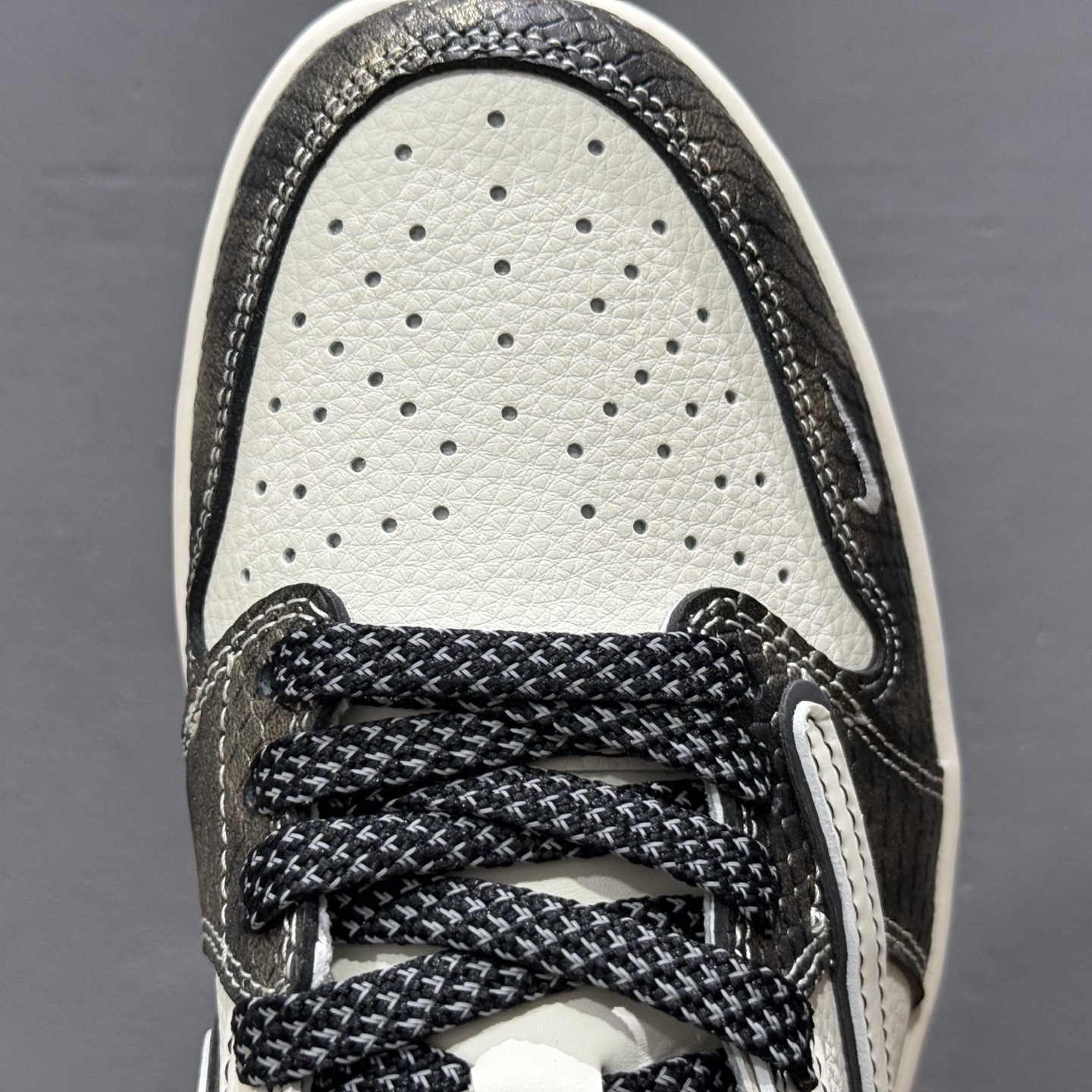 时尚元素x Jordan Air Jordan Low 倒勾 “黑白蛇麟斯图西联名 XF8698-075