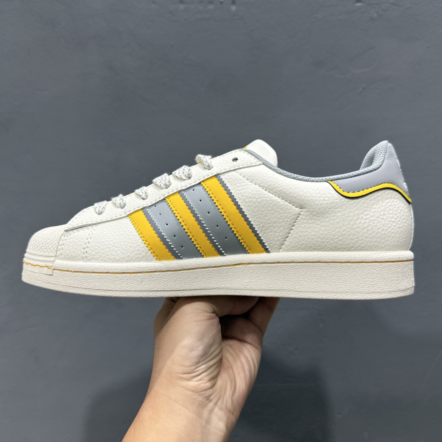 海外爆款限量发售！高端定制 阿迪达斯Adidas Originals 贝壳头系列“小米su7联名“——su7白黄灰”低帮 JY8918