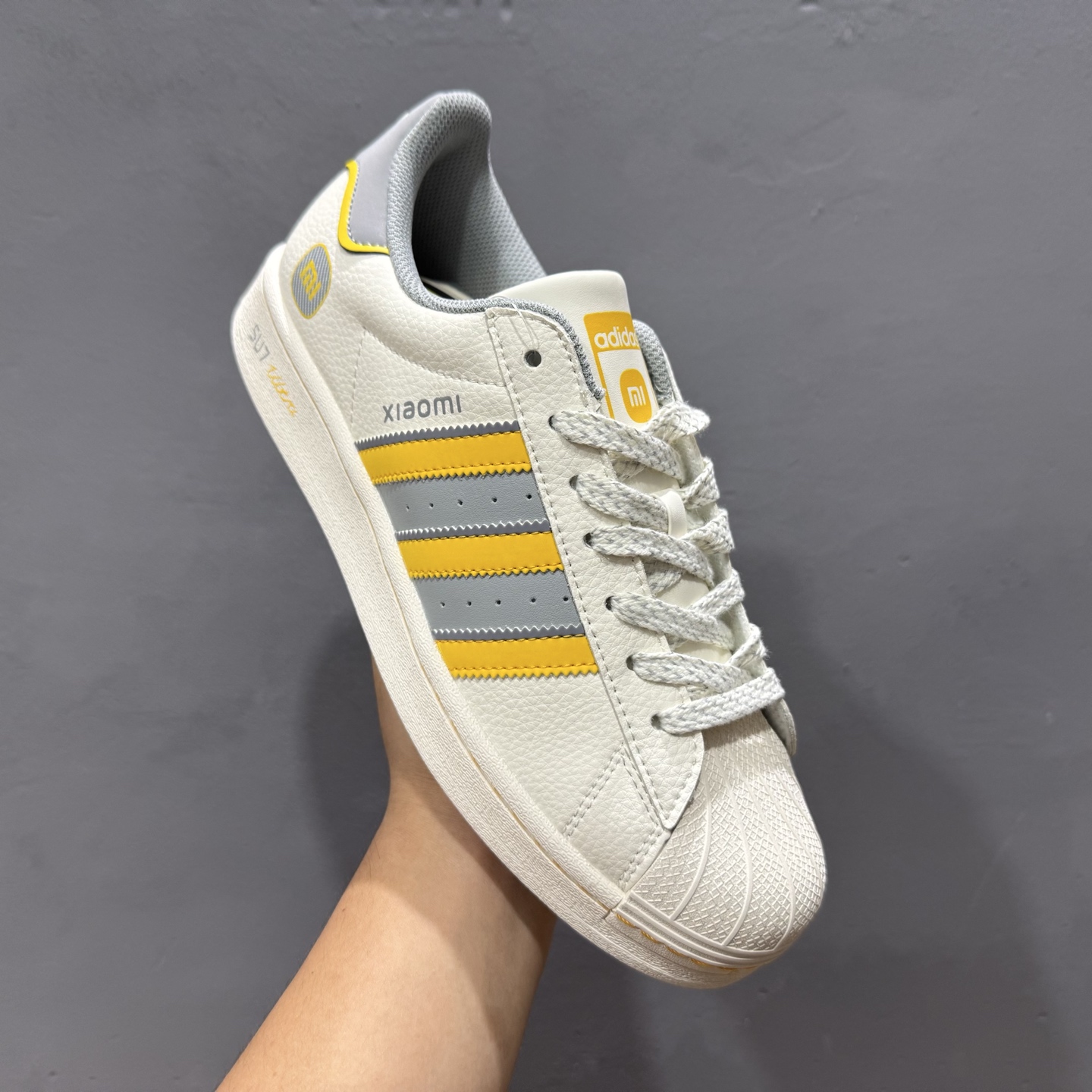 海外爆款限量发售！高端定制 阿迪达斯Adidas Originals 贝壳头系列“小米su7联名“——su7白黄灰”低帮 JY8918