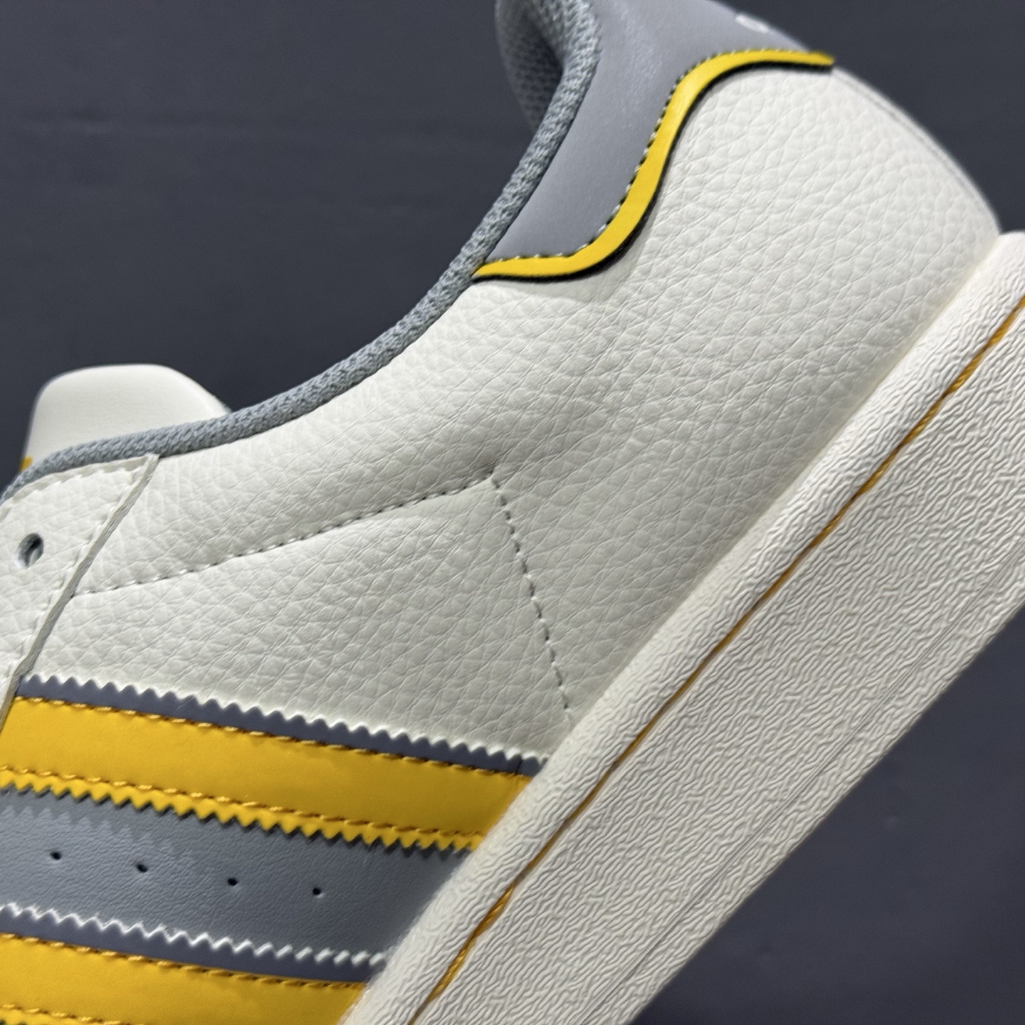 海外爆款限量发售！高端定制 阿迪达斯Adidas Originals 贝壳头系列“小米su7联名“——su7白黄灰”低帮 JY8918