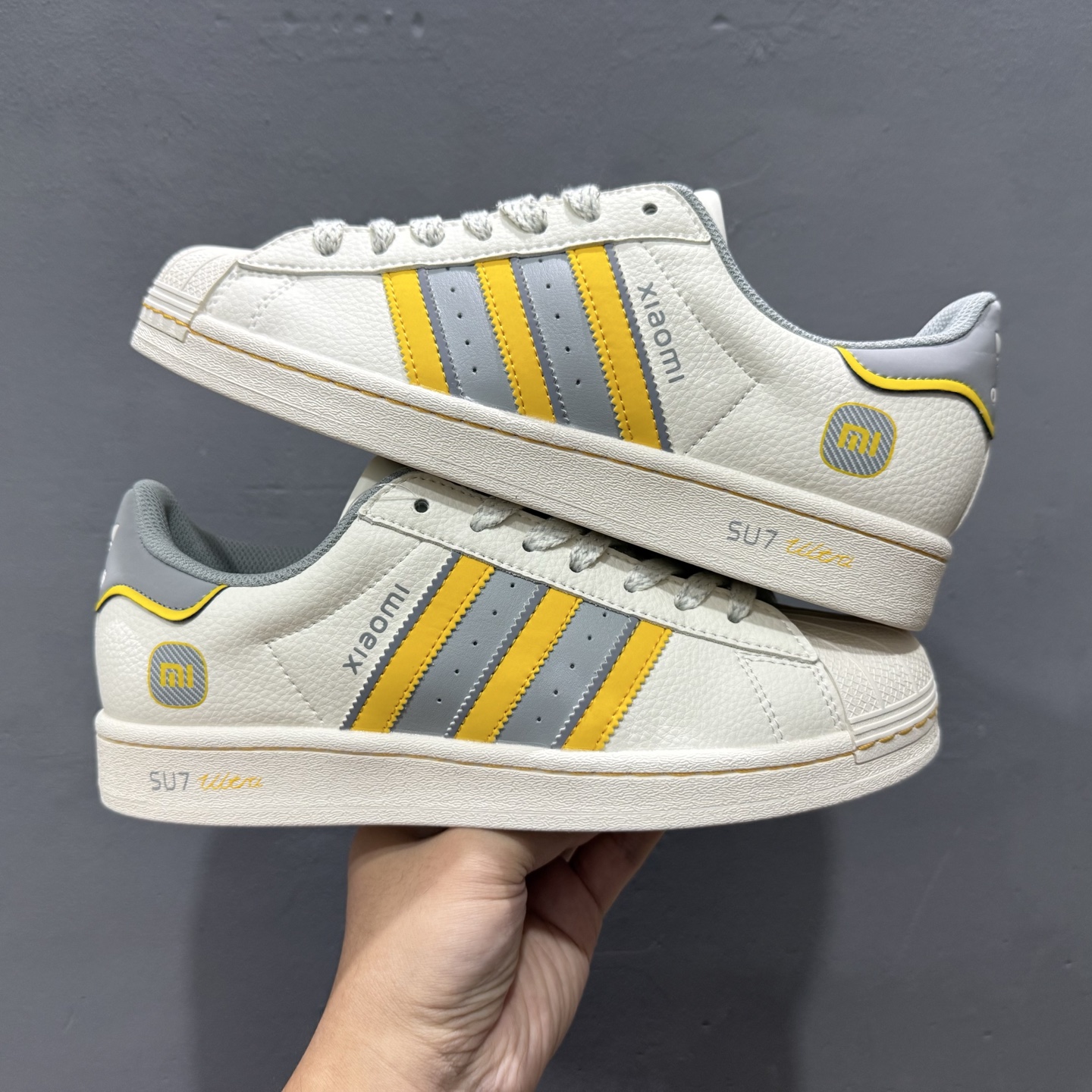 海外爆款限量发售！高端定制 阿迪达斯Adidas Originals 贝壳头系列“小米su7联名“——su7白黄灰”低帮 JY8918