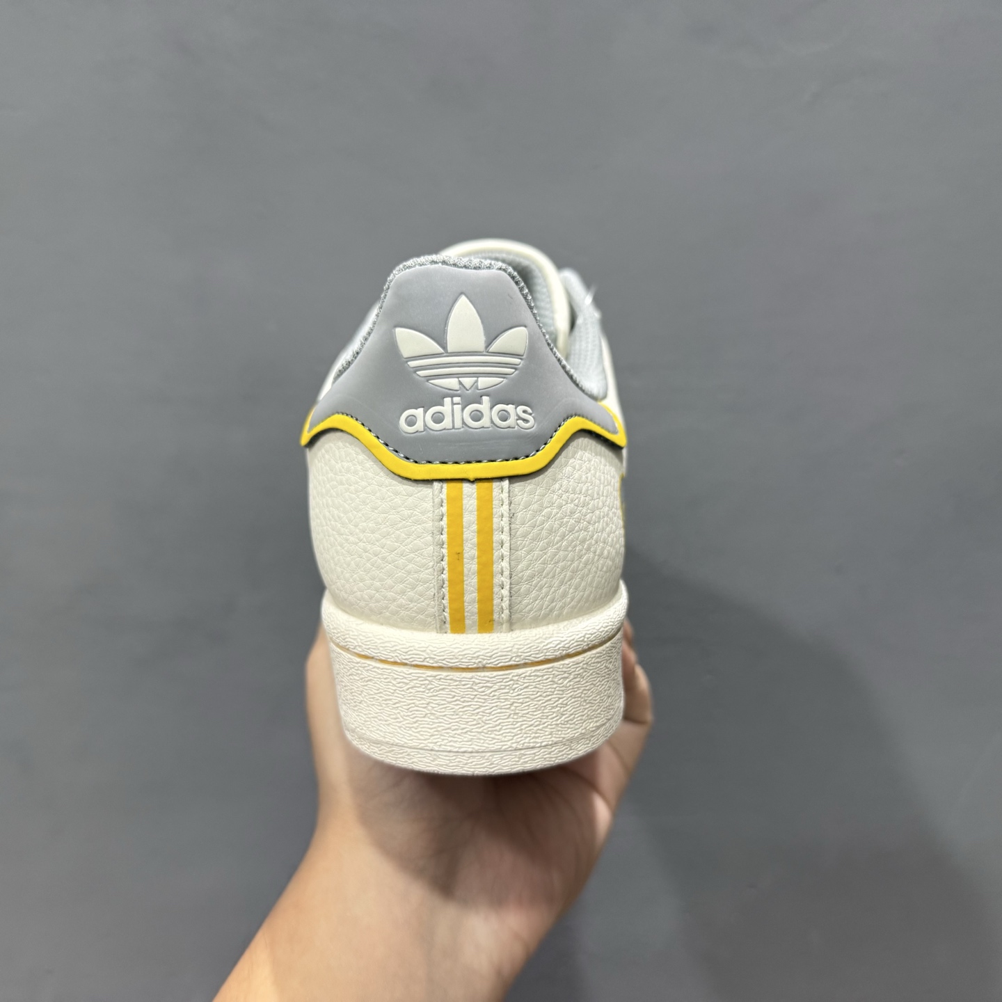 海外爆款限量发售！高端定制 阿迪达斯Adidas Originals 贝壳头系列“小米su7联名“——su7白黄灰”低帮 JY8918