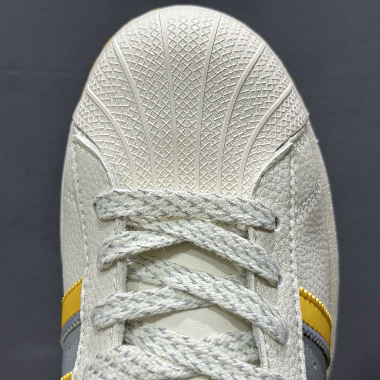 海外爆款限量发售！高端定制 阿迪达斯Adidas Originals 贝壳头系列“小米su7联名“——su7白黄灰”低帮 JY8918