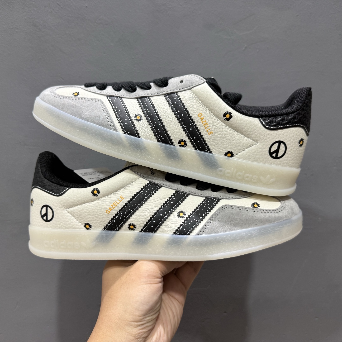 adidas originals GAZELLE INDOOR Indoor LV T头鞋 LV联名 防滑耐磨轻便 低帮 板鞋 男女同款 白黑 DM1234-011