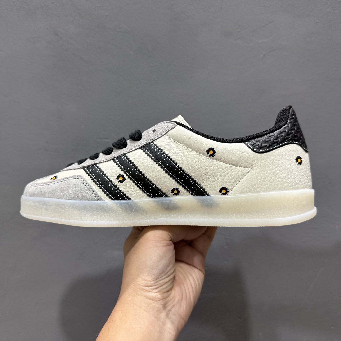 adidas originals GAZELLE INDOOR Indoor LV T头鞋 LV联名 防滑耐磨轻便 低帮 板鞋 男女同款 白黑 DM1234-011