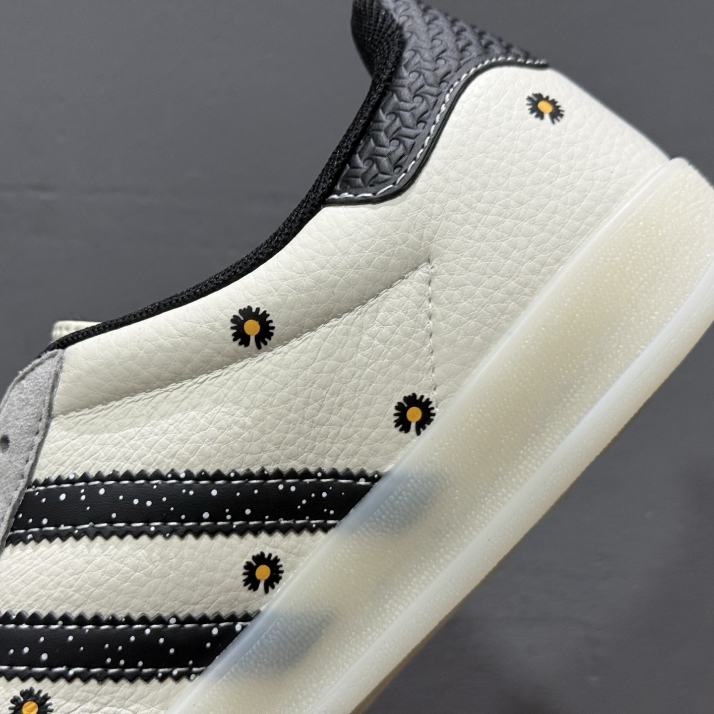 adidas originals GAZELLE INDOOR Indoor LV T头鞋 LV联名 防滑耐磨轻便 低帮 板鞋 男女同款 白黑 DM1234-011
