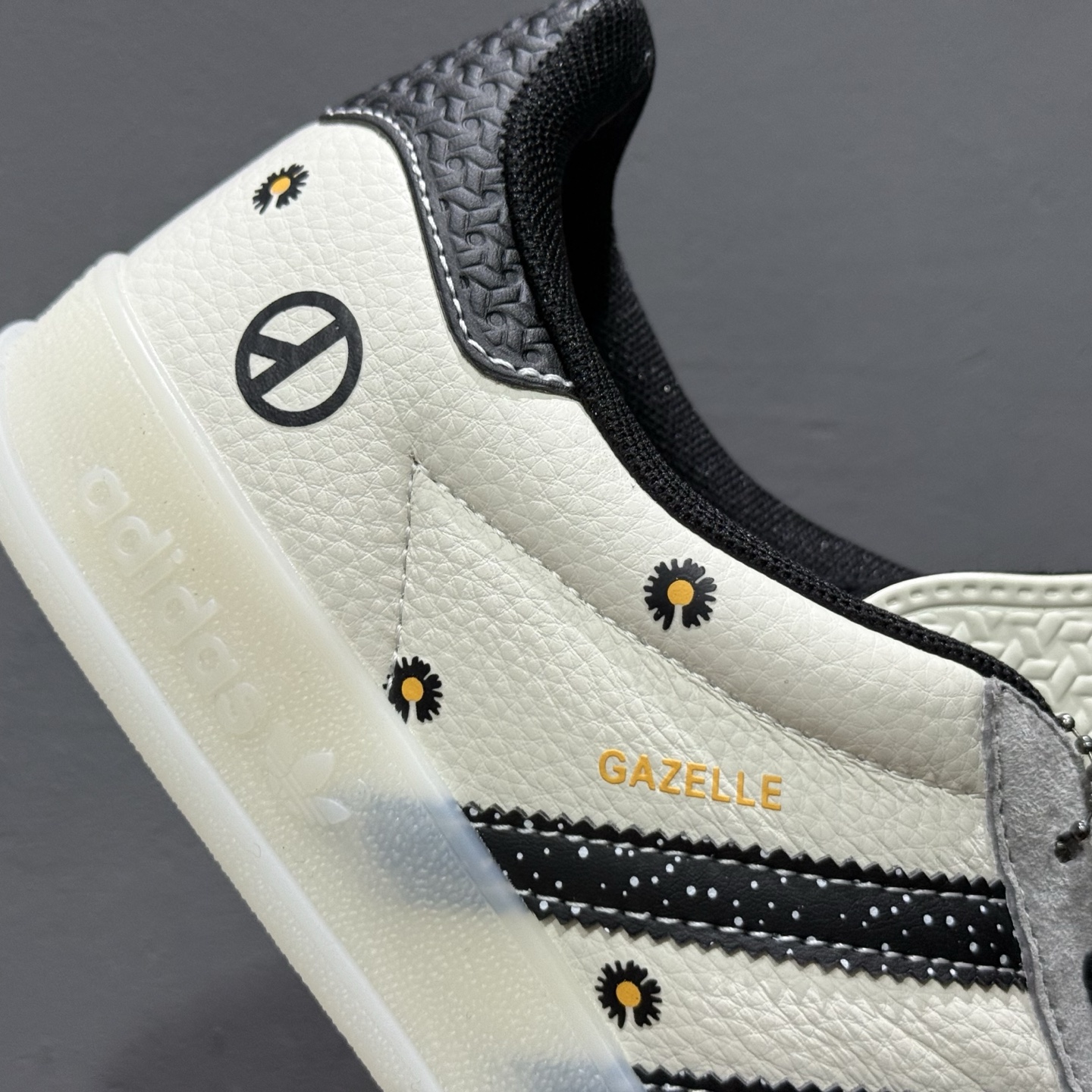 adidas originals GAZELLE INDOOR Indoor LV T头鞋 LV联名 防滑耐磨轻便 低帮 板鞋 男女同款 白黑 DM1234-011