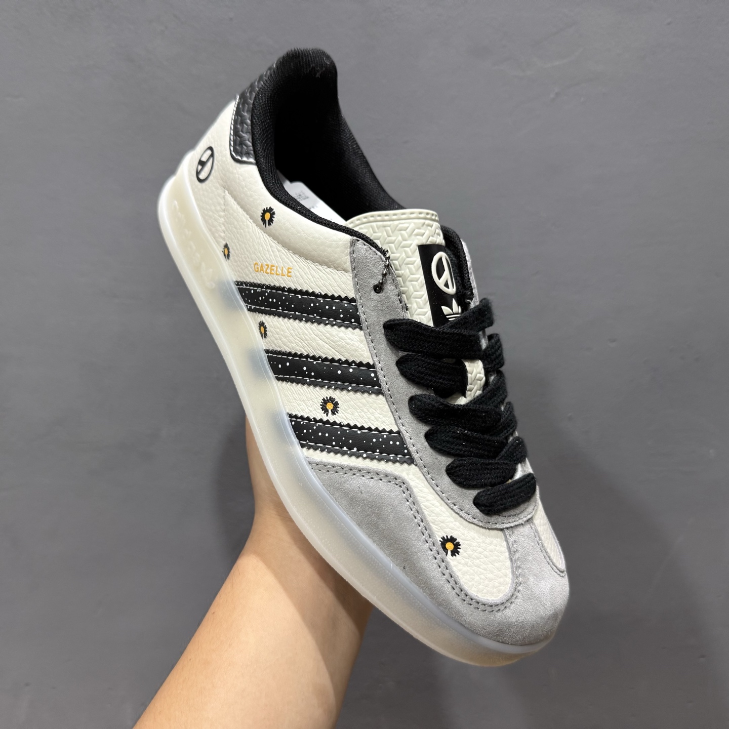 adidas originals GAZELLE INDOOR Indoor LV T头鞋 LV联名 防滑耐磨轻便 低帮 板鞋 男女同款 白黑 DM1234-011