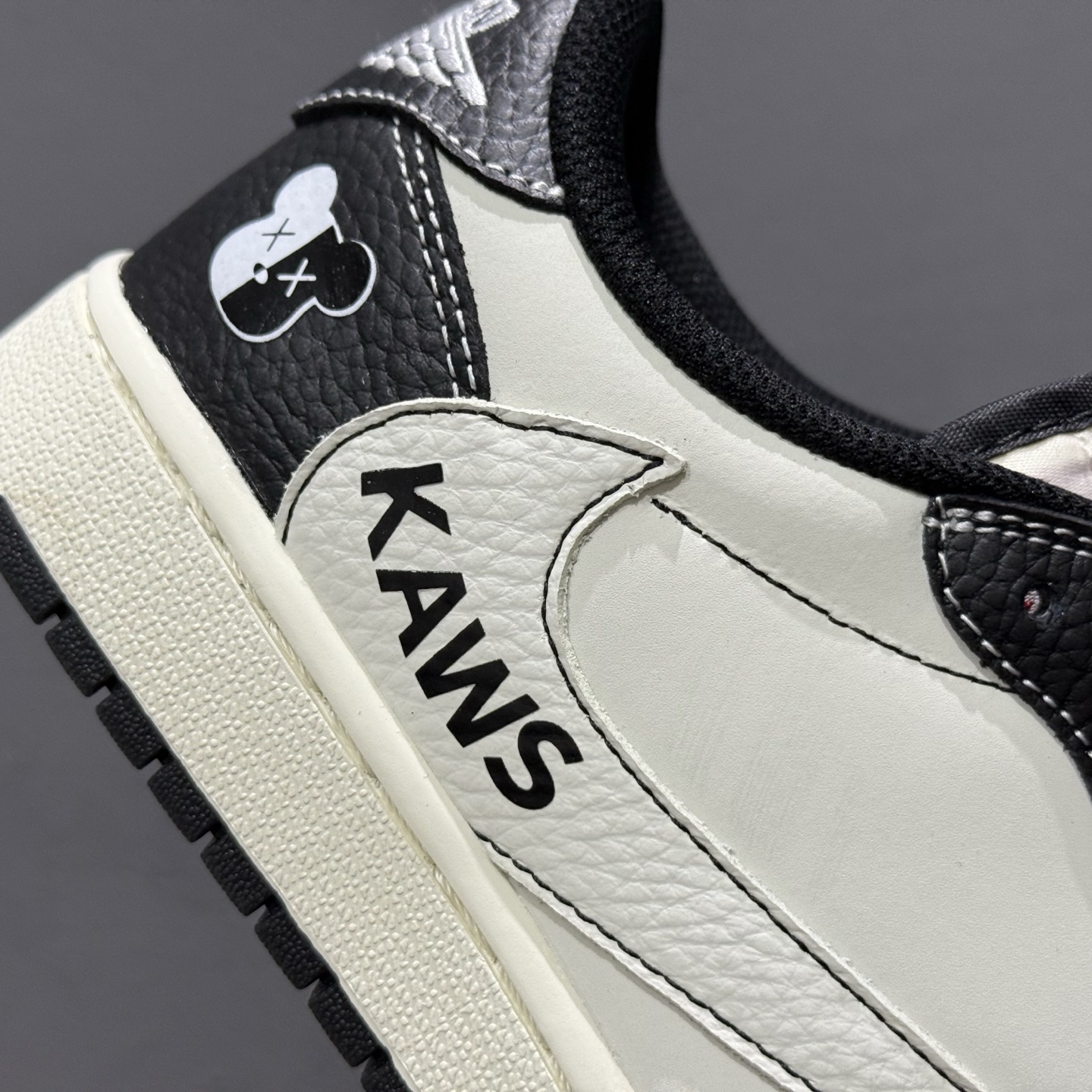 280 SC版 Travis Scott x Fragment Design x Air Jordan 1 Low OG SP AJ1 暴力熊联名 黑白小红勾 低帮文化休闲板鞋 XZ5749-004