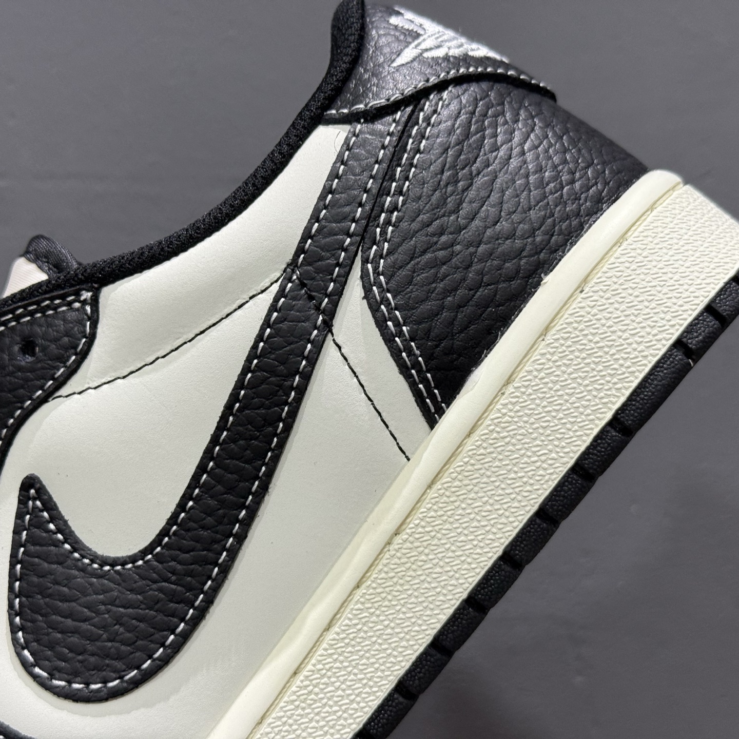 280 SC版 Travis Scott x Fragment Design x Air Jordan 1 Low OG SP AJ1 暴力熊联名 黑白小红勾 低帮文化休闲板鞋 XZ5749-004