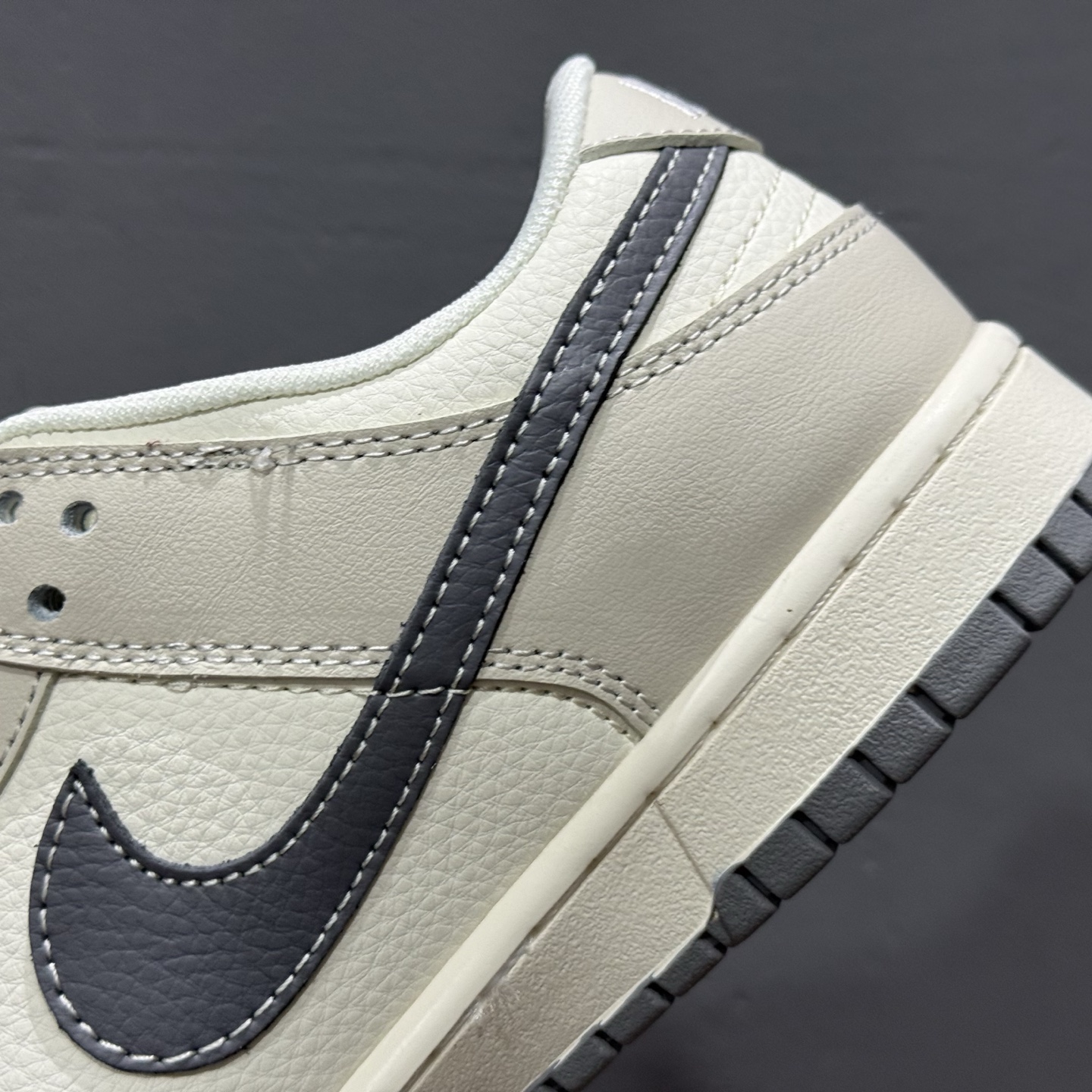 海外爆款限量发售！ Nike SB Dunk Low“斯图西联名——经典白灰黑勾配色” 高端定制 低帮休闲板鞋 XF8698-085