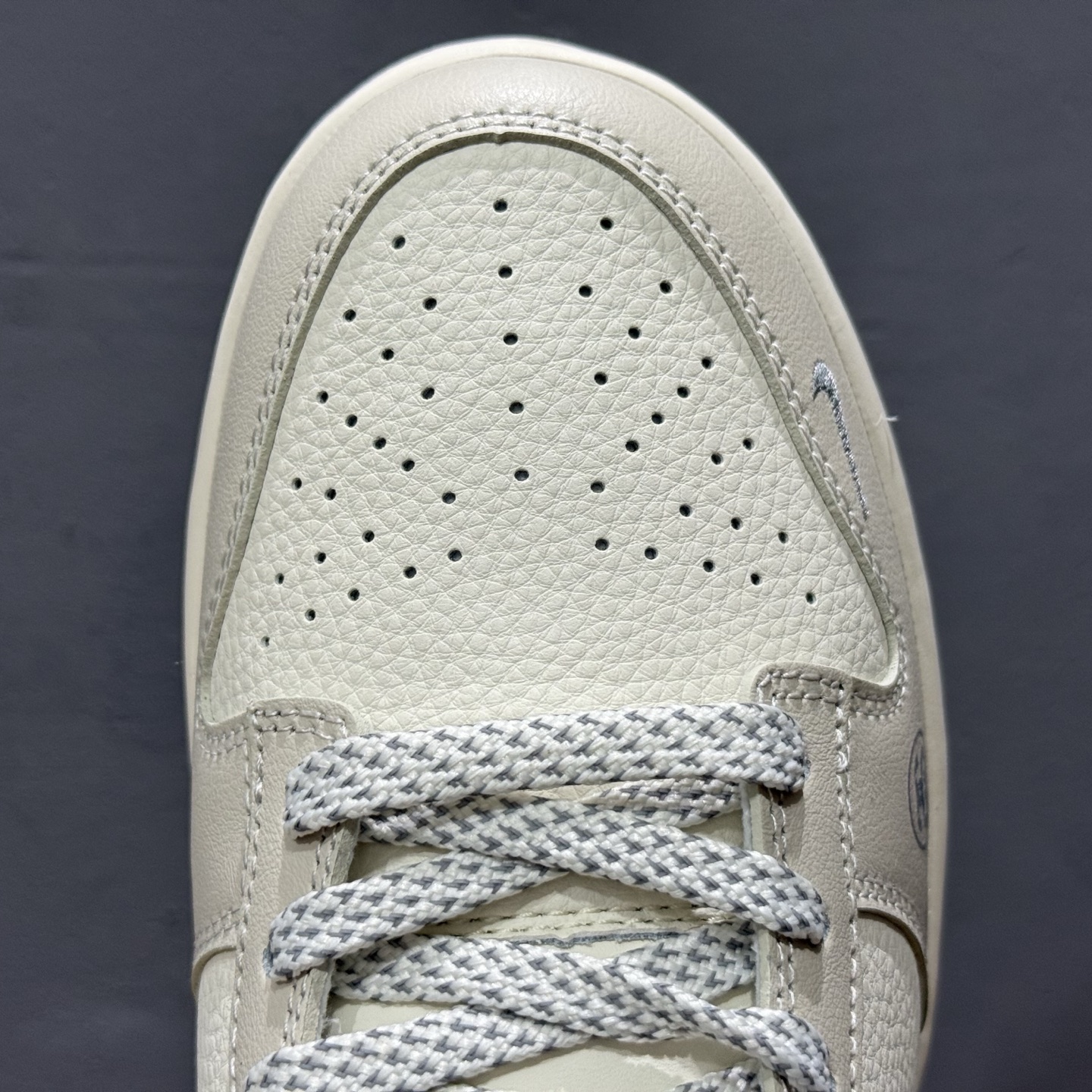 海外爆款限量发售！ Nike SB Dunk Low“斯图西联名——经典白灰黑勾配色” 高端定制 低帮休闲板鞋 XF8698-085