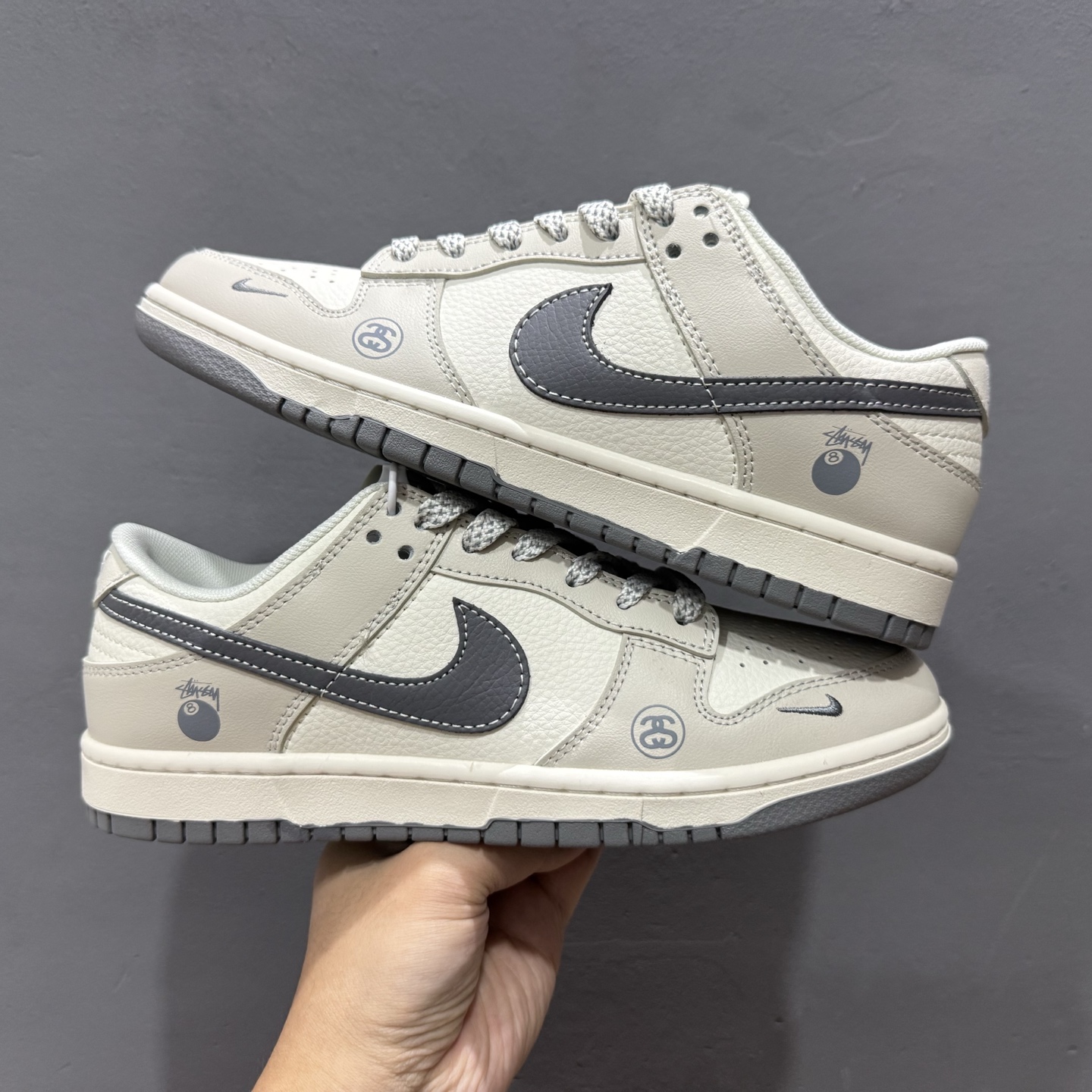 海外爆款限量发售！ Nike SB Dunk Low“斯图西联名——经典白灰黑勾配色” 高端定制 低帮休闲板鞋 XF8698-085