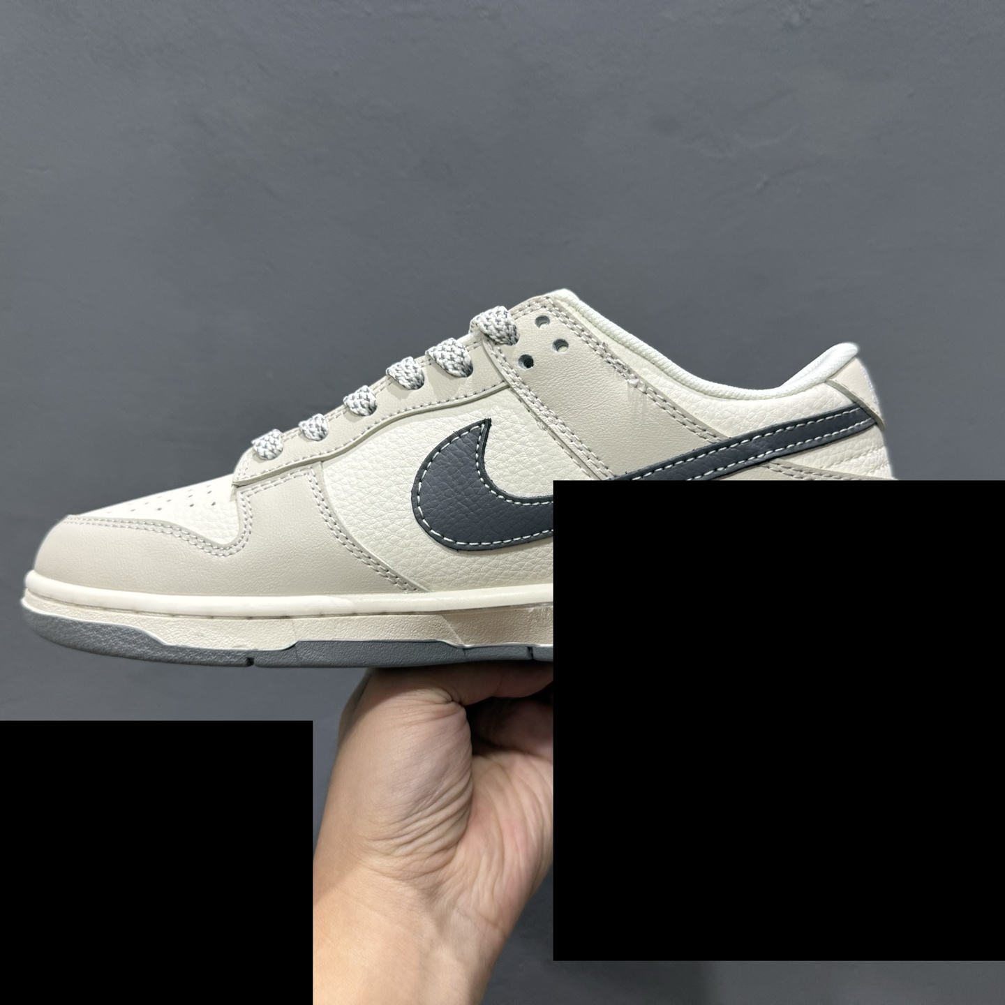 海外爆款限量发售！ Nike SB Dunk Low“斯图西联名——经典白灰黑勾配色” 高端定制 低帮休闲板鞋 XF8698-085