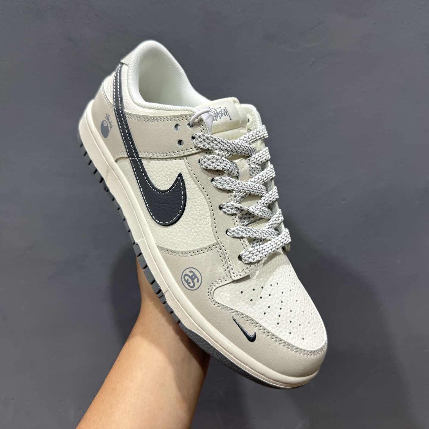 海外爆款限量发售！ Nike SB Dunk Low“斯图西联名——经典白灰黑勾配色” 高端定制 低帮休闲板鞋 XF8698-085
