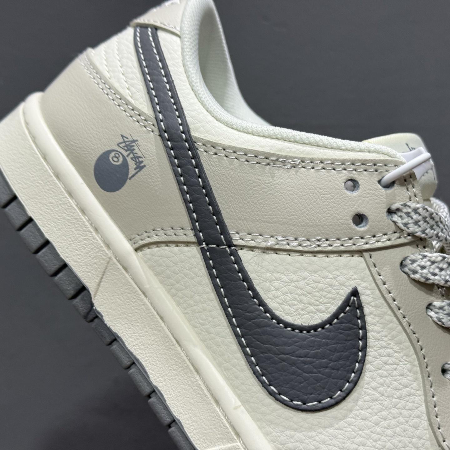 海外爆款限量发售！ Nike SB Dunk Low“斯图西联名——经典白灰黑勾配色” 高端定制 低帮休闲板鞋 XF8698-085
