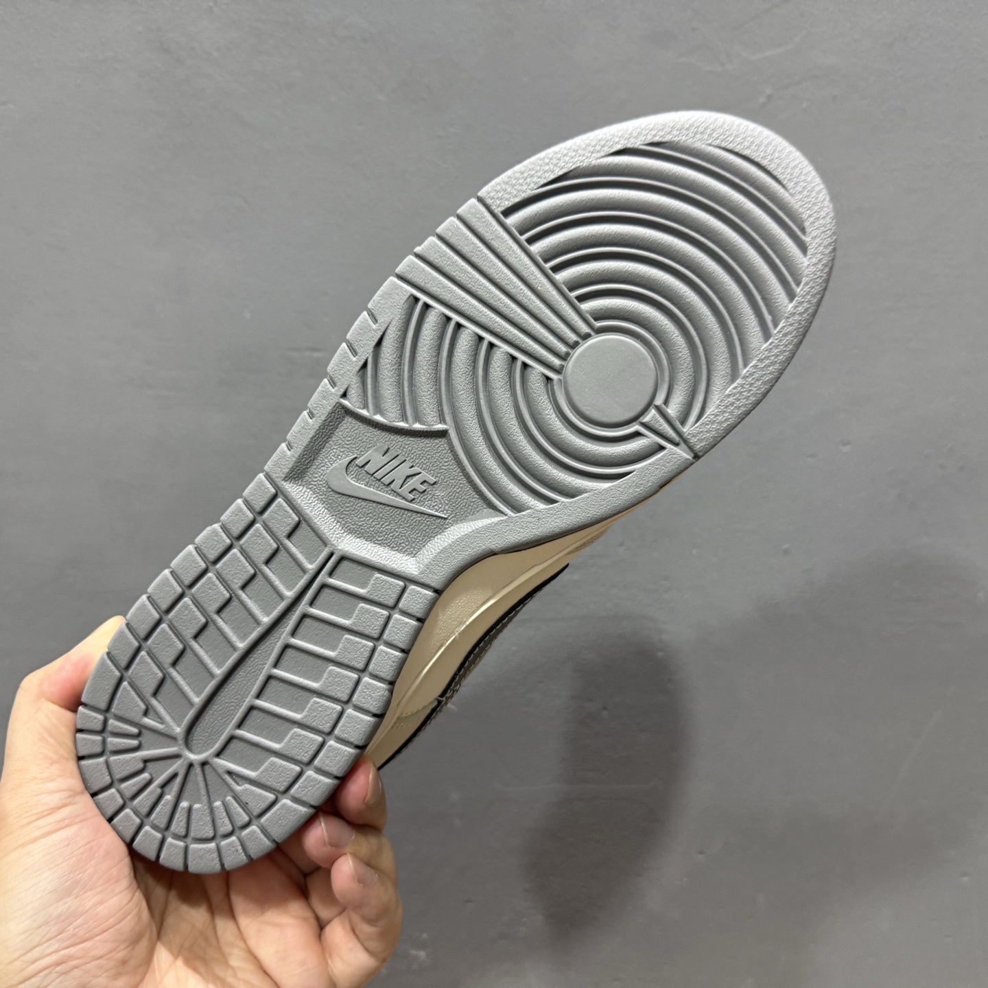 海外爆款限量发售！ Nike SB Dunk Low“斯图西联名——经典白灰黑勾配色” 高端定制 低帮休闲板鞋 XF8698-085