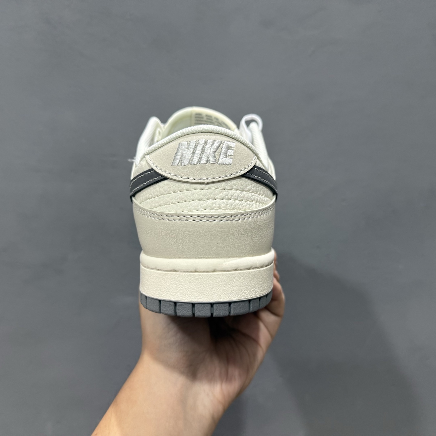海外爆款限量发售！ Nike SB Dunk Low“斯图西联名——经典白灰黑勾配色” 高端定制 低帮休闲板鞋 XF8698-085