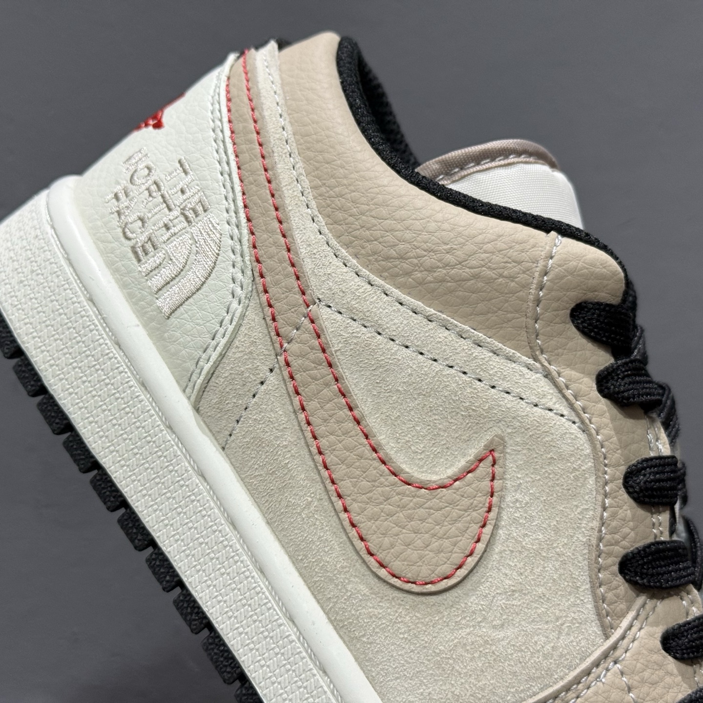 Nike Jordan Air Jordan 1“北面联名——露褐” 高端定制 低帮 复古 减震 防滑 耐磨 篮球鞋 DC2024-033