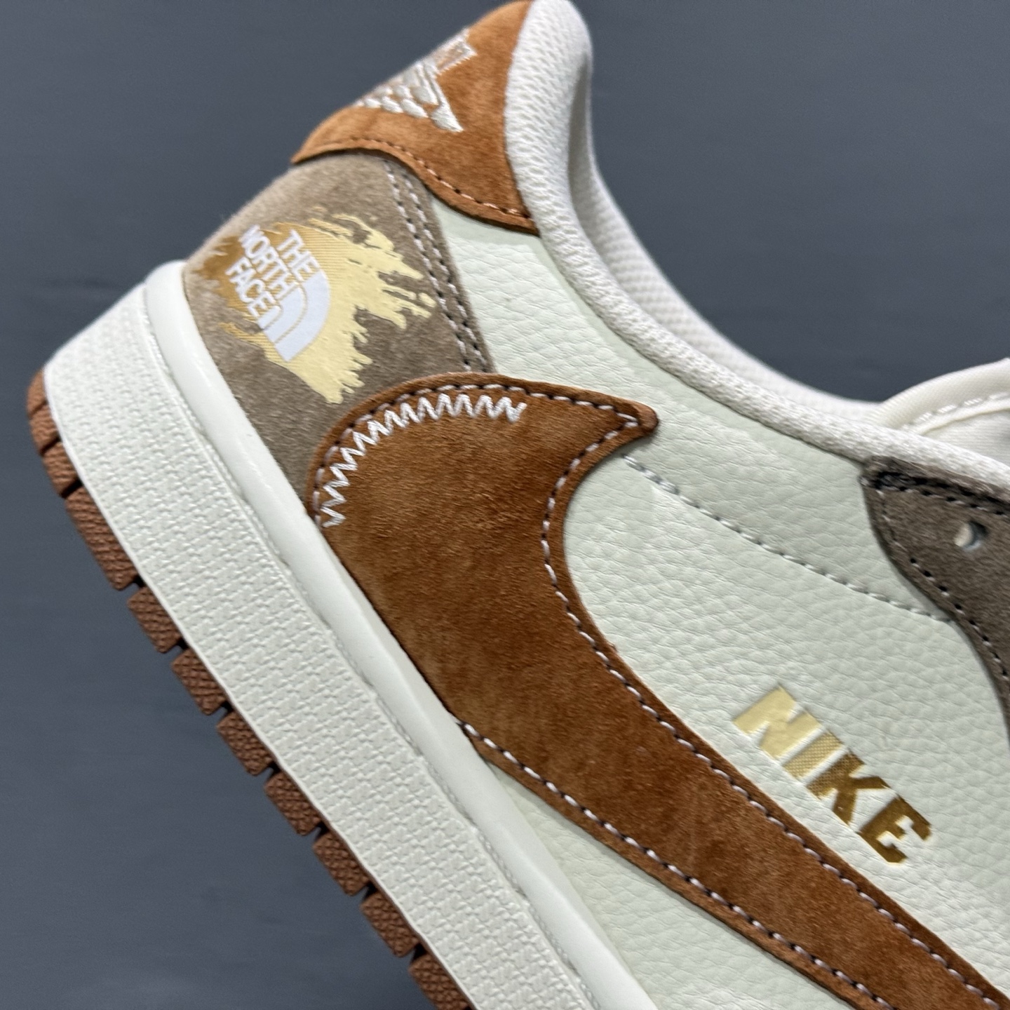 Travis Scott x Fragment Design x Air Jordan 1 Low OG SP AJ1 乔1 北面联名 摩卡金 低帮文化休闲板鞋 DM7866-040