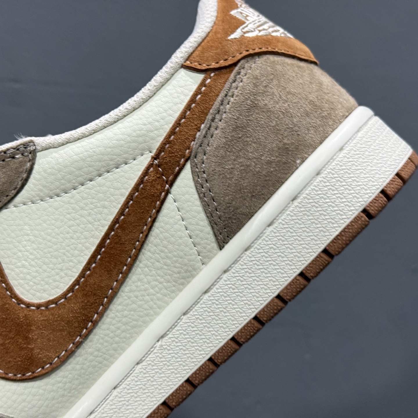 Travis Scott x Fragment Design x Air Jordan 1 Low OG SP AJ1 乔1 北面联名 摩卡金 低帮文化休闲板鞋 DM7866-040
