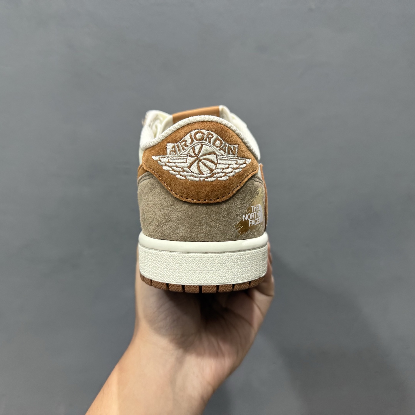Travis Scott x Fragment Design x Air Jordan 1 Low OG SP AJ1 乔1 北面联名 摩卡金 低帮文化休闲板鞋 DM7866-040