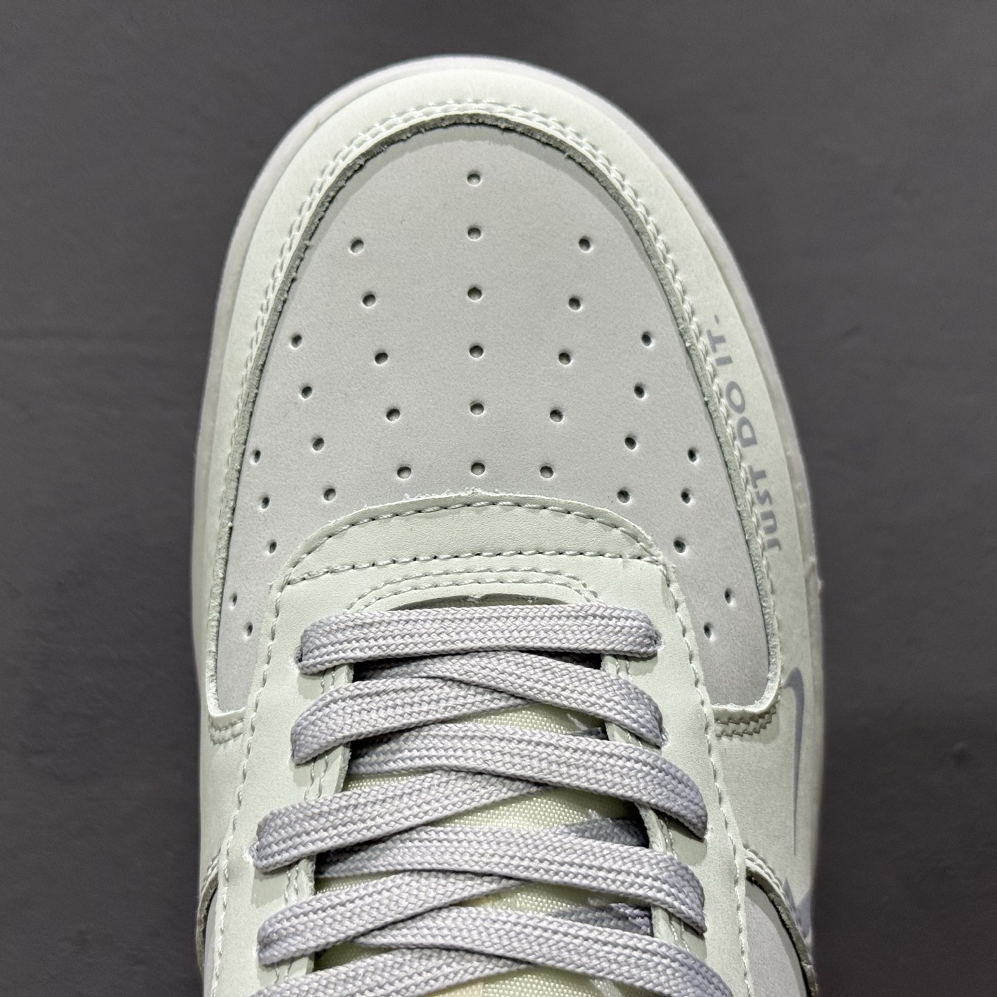 Nike Air Force 1'07 Low UN联名 印象LOGO 空军一号低帮休闲板鞋 DF0188-060