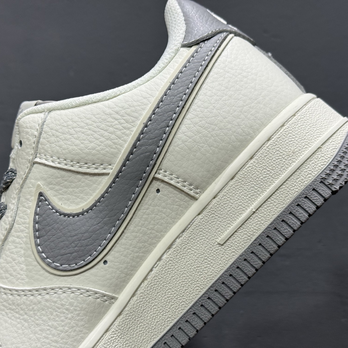 Nike Air Force 1 空军一号板鞋 CS5288-008