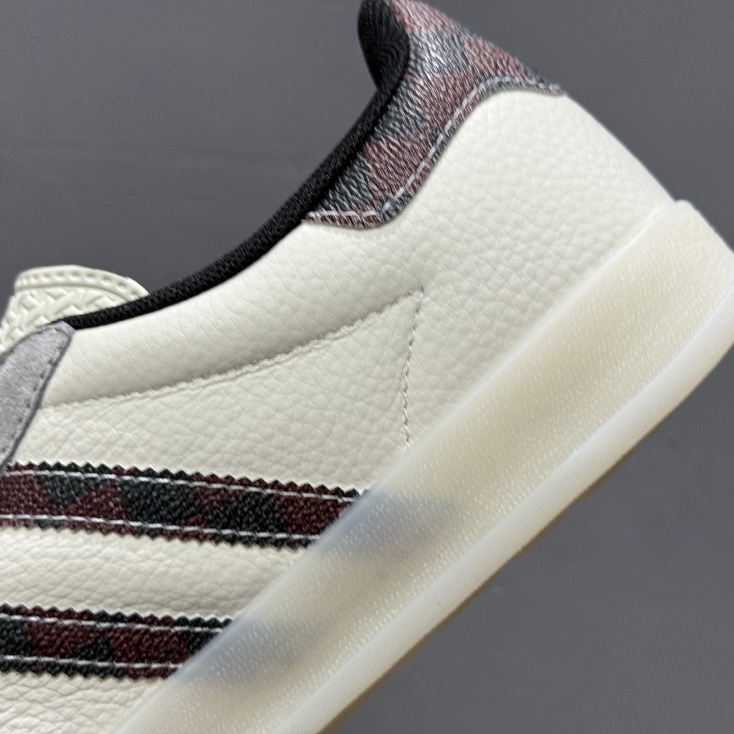 adidas originals GAZELLE INDOOR Indoor LV T头鞋 LV联名 防滑耐磨轻便 低帮 板鞋 男女同款 白棕 DM1234-009
