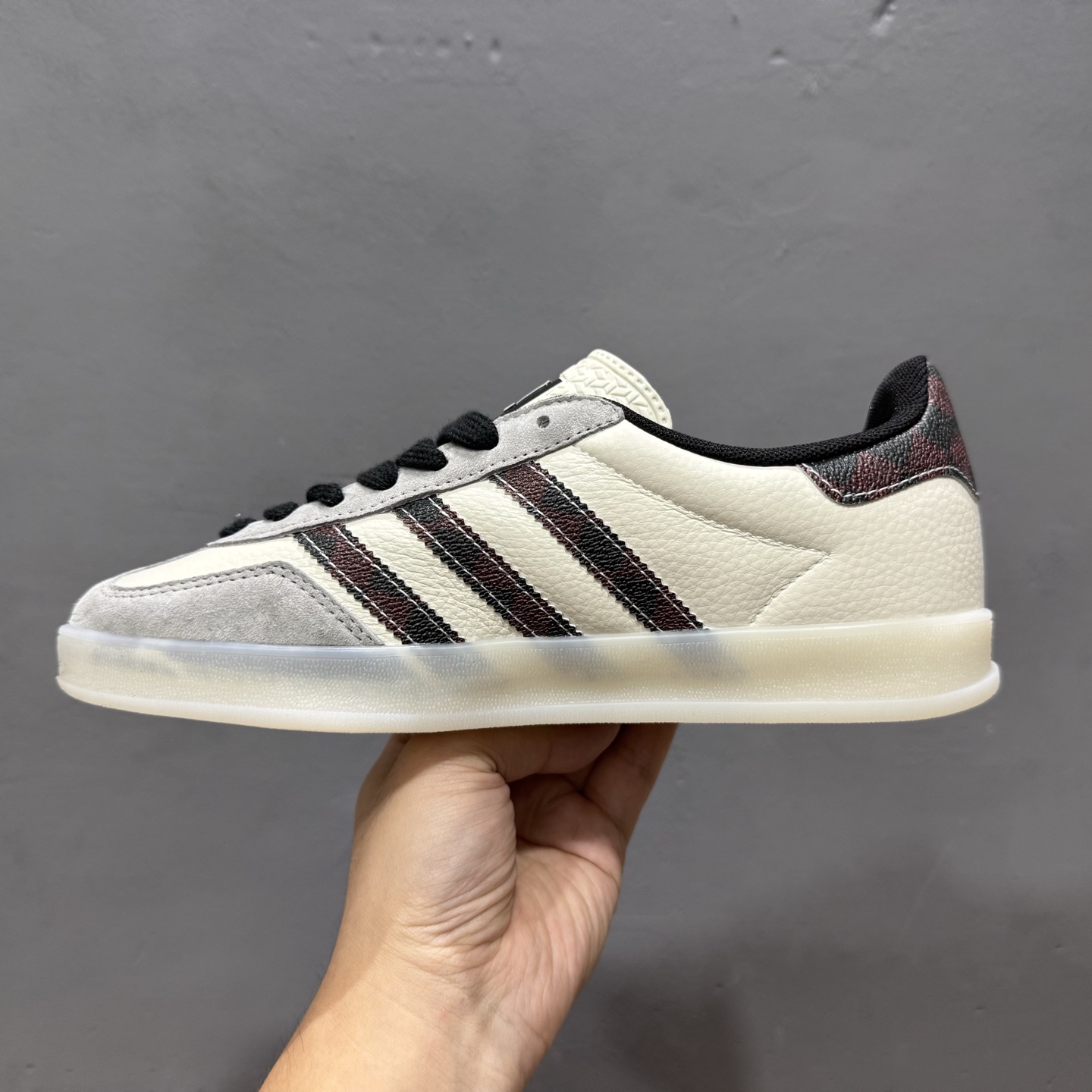 adidas originals GAZELLE INDOOR Indoor LV T头鞋 LV联名 防滑耐磨轻便 低帮 板鞋 男女同款 白棕 DM1234-009