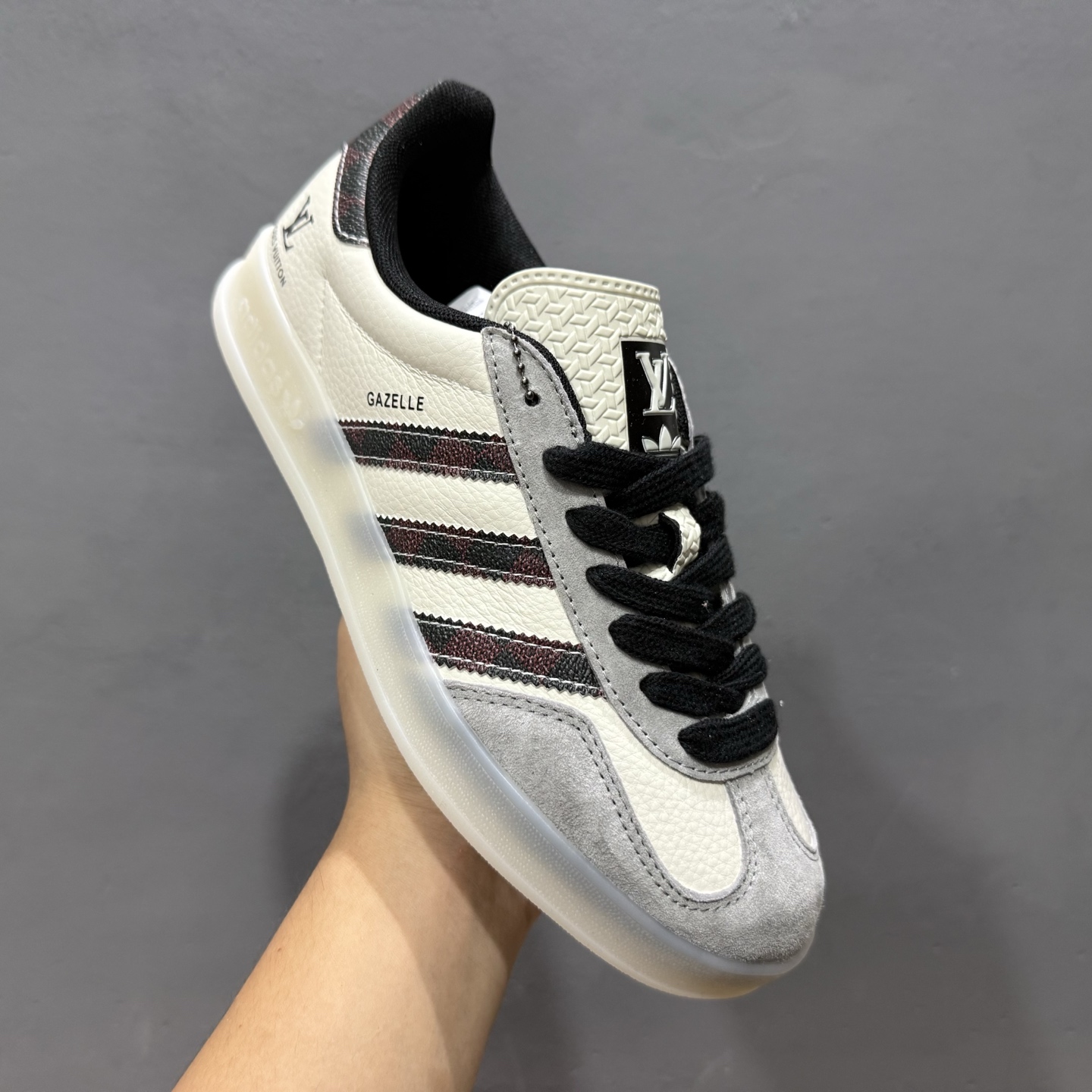 adidas originals GAZELLE INDOOR Indoor LV T头鞋 LV联名 防滑耐磨轻便 低帮 板鞋 男女同款 白棕 DM1234-009