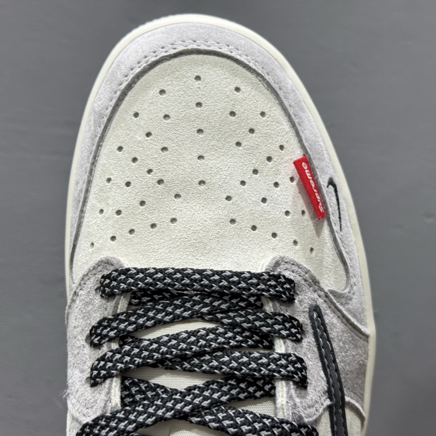 Travis Scott x Fragment Design x Air Jordan 1 Low OG SP AJ1 乔1 石头岛Sup联名 漆皮灰猪八 低帮文化休闲板鞋 DM7866-050