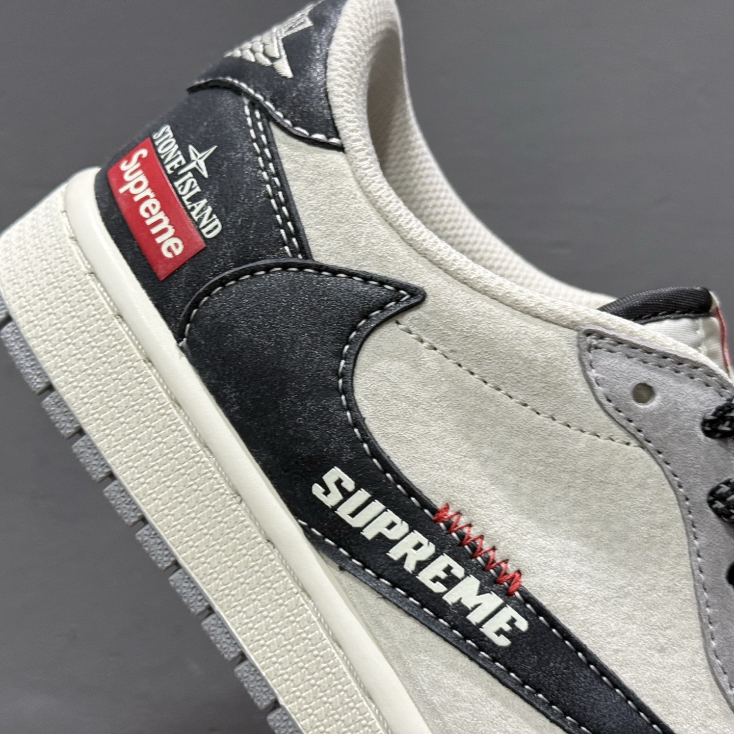 Travis Scott x Fragment Design x Air Jordan 1 Low OG SP AJ1 乔1 石头岛Sup联名 漆皮灰猪八 低帮文化休闲板鞋 DM7866-050