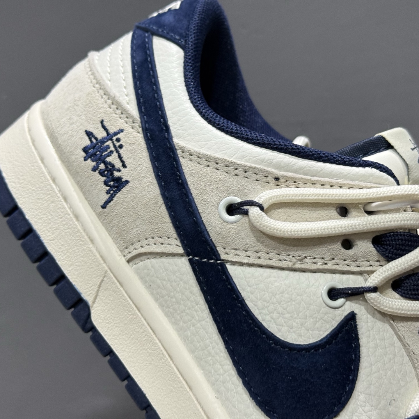 300 Nike SB Dunk Low 斯图西联名 绑带蓝勾 周年高端定制 低帮休闲板鞋 DM6868-088