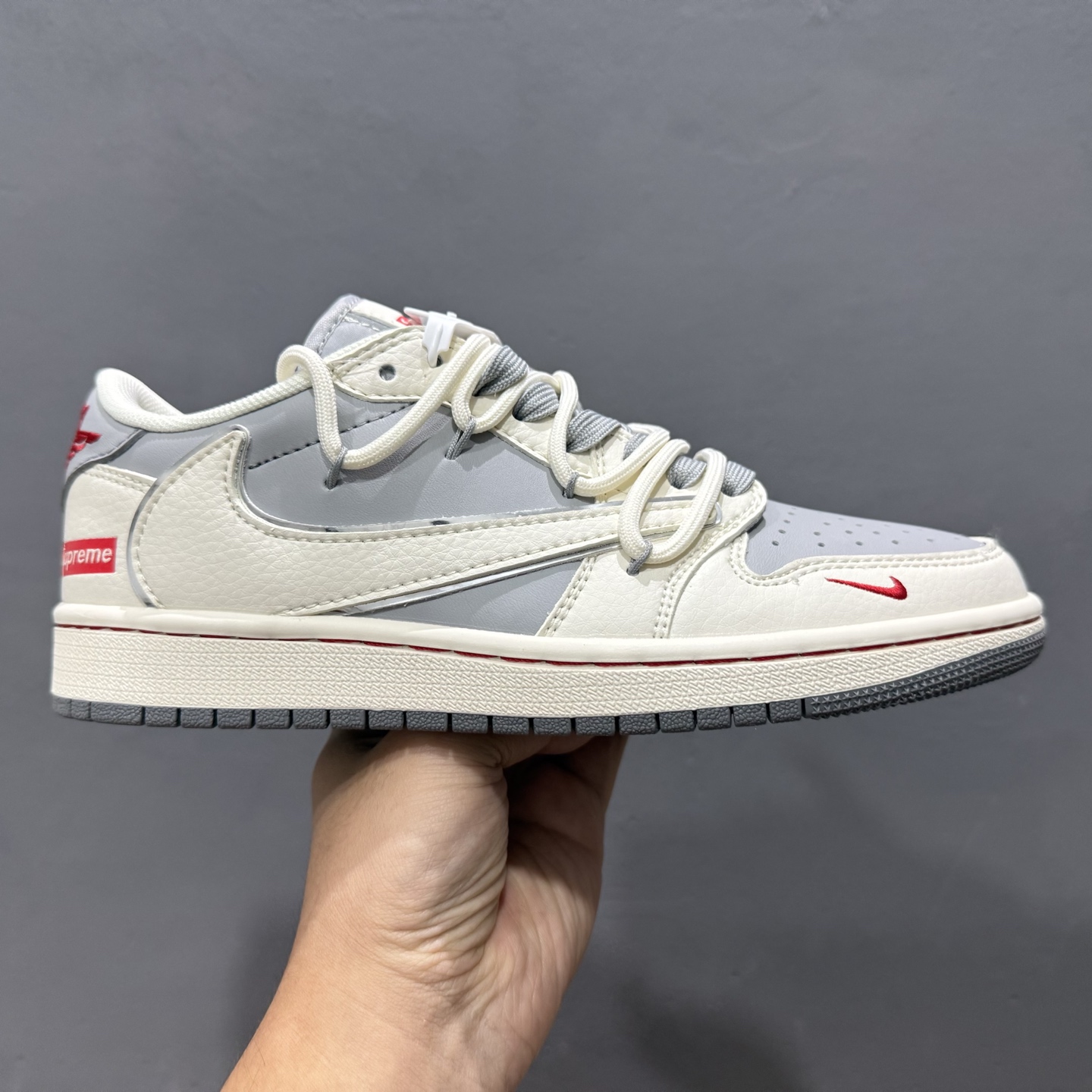 Travis Scott x Nike Air Jordan 1 Low x Supreme 三方联名 Air Jordan 1 Low 反转米灰红绑带倒钩 SJ0086-137