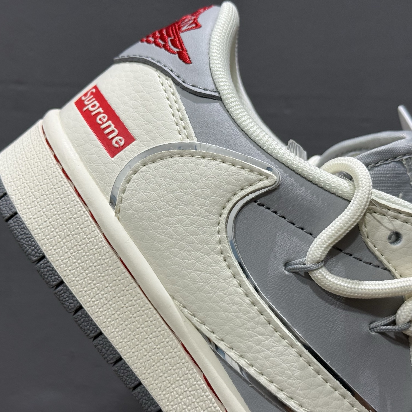 Travis Scott x Nike Air Jordan 1 Low x Supreme 三方联名 Air Jordan 1 Low 反转米灰红绑带倒钩 SJ0086-137