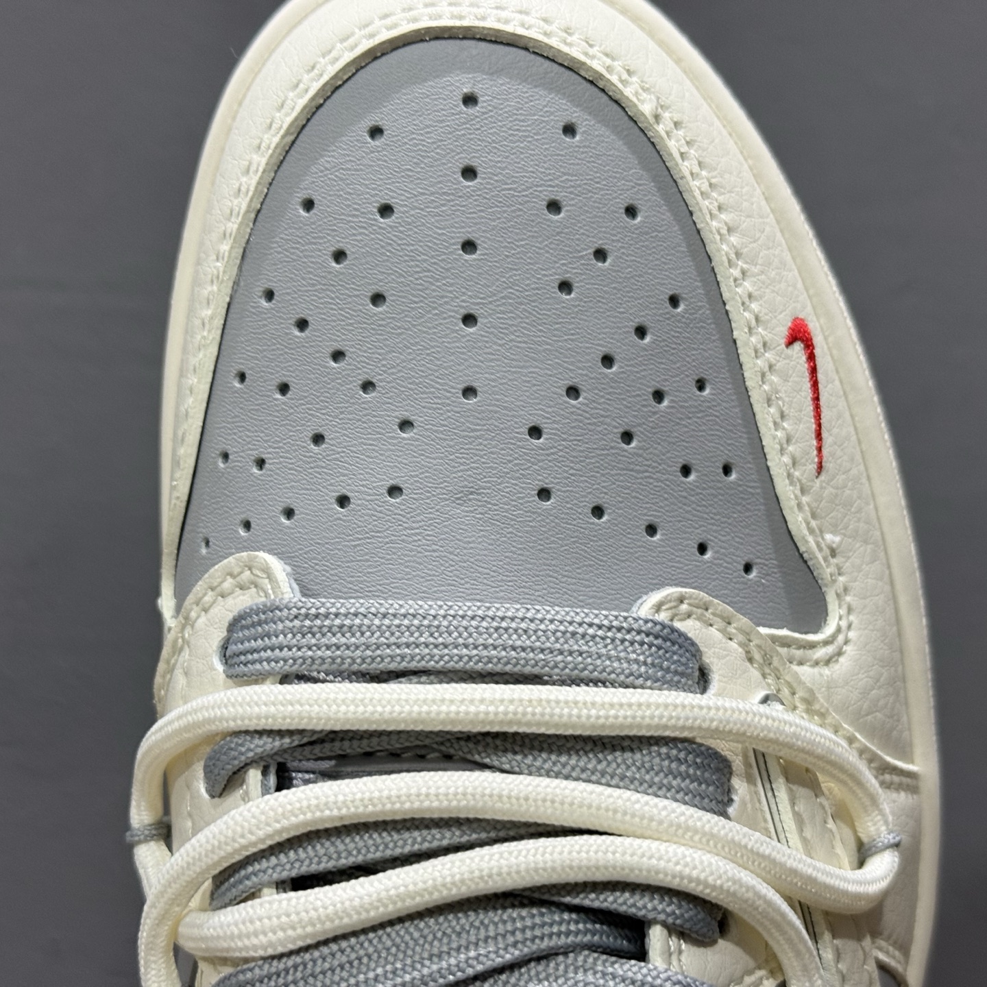 Travis Scott x Nike Air Jordan 1 Low x Supreme 三方联名 Air Jordan 1 Low 反转米灰红绑带倒钩 SJ0086-137