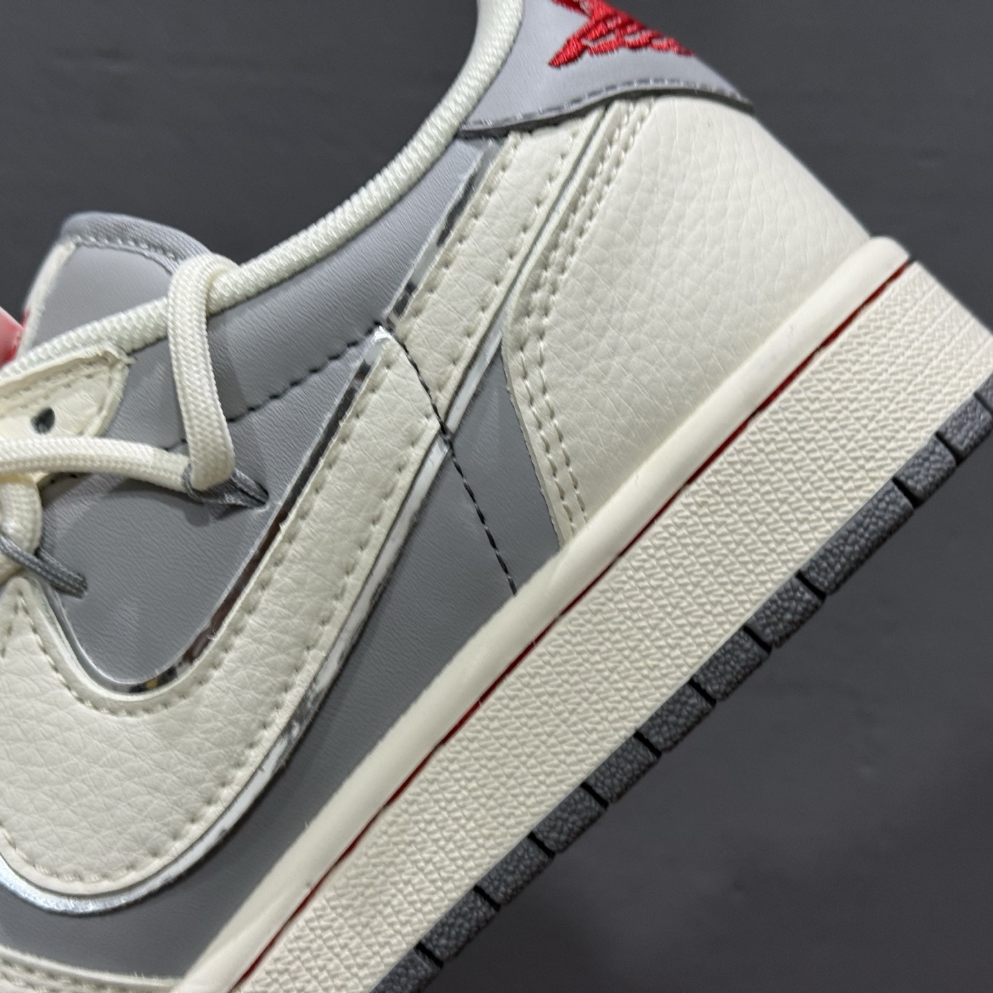 Travis Scott x Nike Air Jordan 1 Low x Supreme 三方联名 Air Jordan 1 Low 反转米灰红绑带倒钩 SJ0086-137