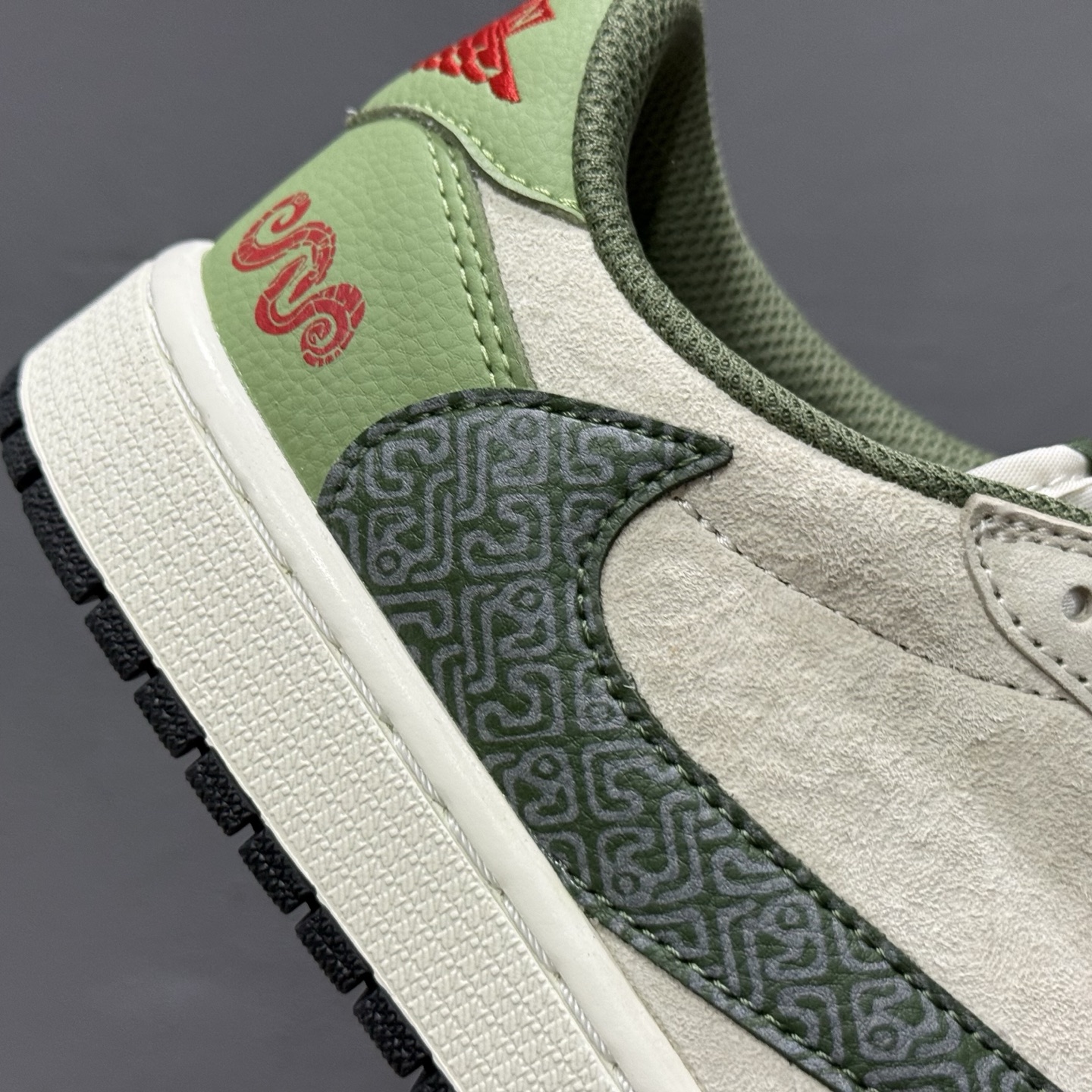Travis Scott x Nike Air Jordan 1 Low x Supreme 蛇年限定 Air Jordan 1 Low 反转米绿小钩倒钩 DM7866-075