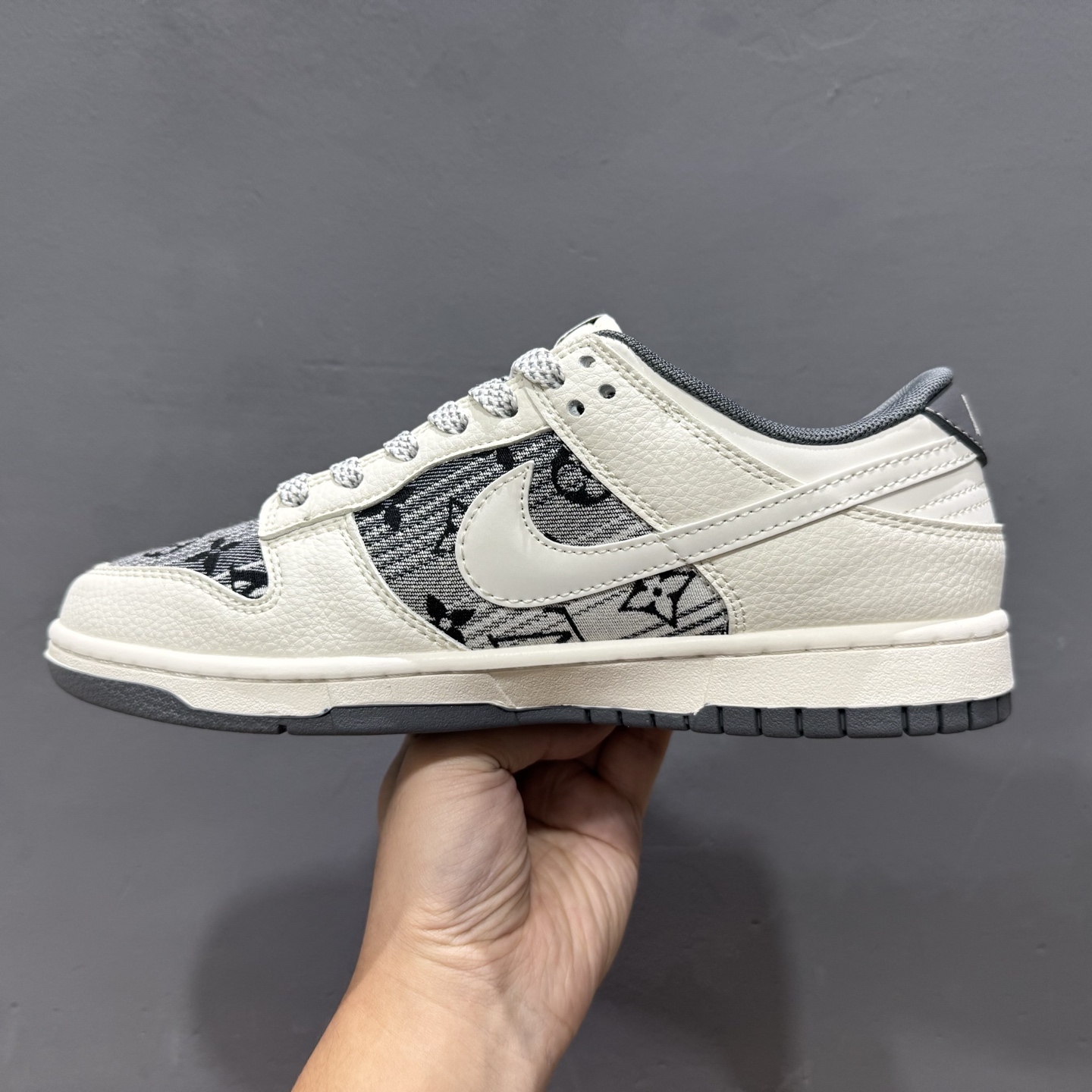 Louis Vuitton x Nike SB Dunk Low 米白印花白勾 FC1688-230
