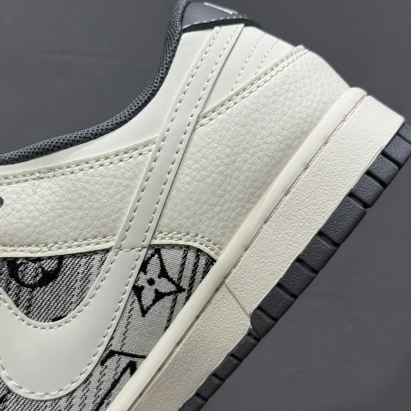 Louis Vuitton x Nike SB Dunk Low 米白印花白勾 FC1688-230
