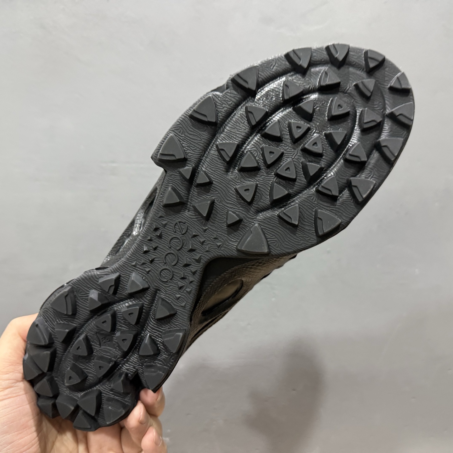 天猫同步ECCO爱步防水运动鞋 头层意大利牛皮面休闲鞋户外男鞋