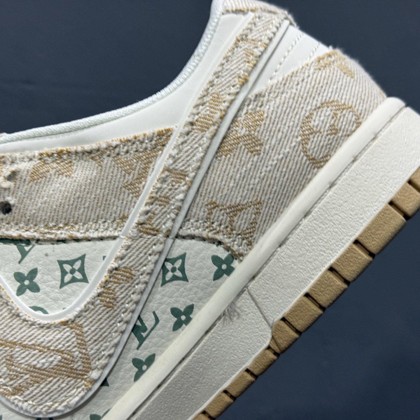 独家实拍Nike SB Dunk Low LV联名 织布印花卡其勾 周年高端定制 低帮休闲板鞋 YX5066-352