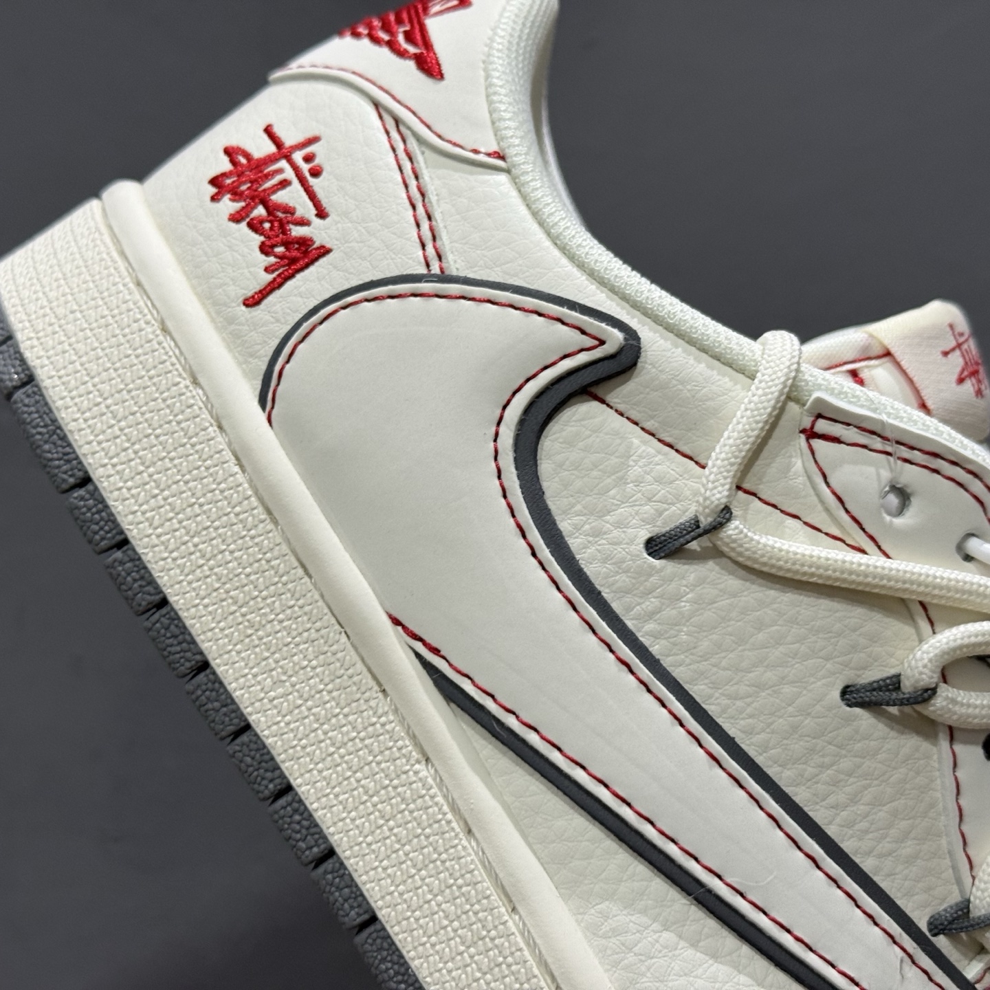 Travis Scott x Nike Air Jordan 1 Low x Stussy 米红缝线 Air Jordan 1 Low 反转米红缝线满天星绑带倒钩 SJ0086-136