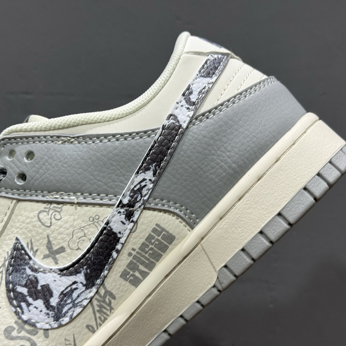 Nike SB Dunk Low 斯图西联名 亮灰涂鸦 周年高端定制 低帮休闲板鞋 XS6089-588